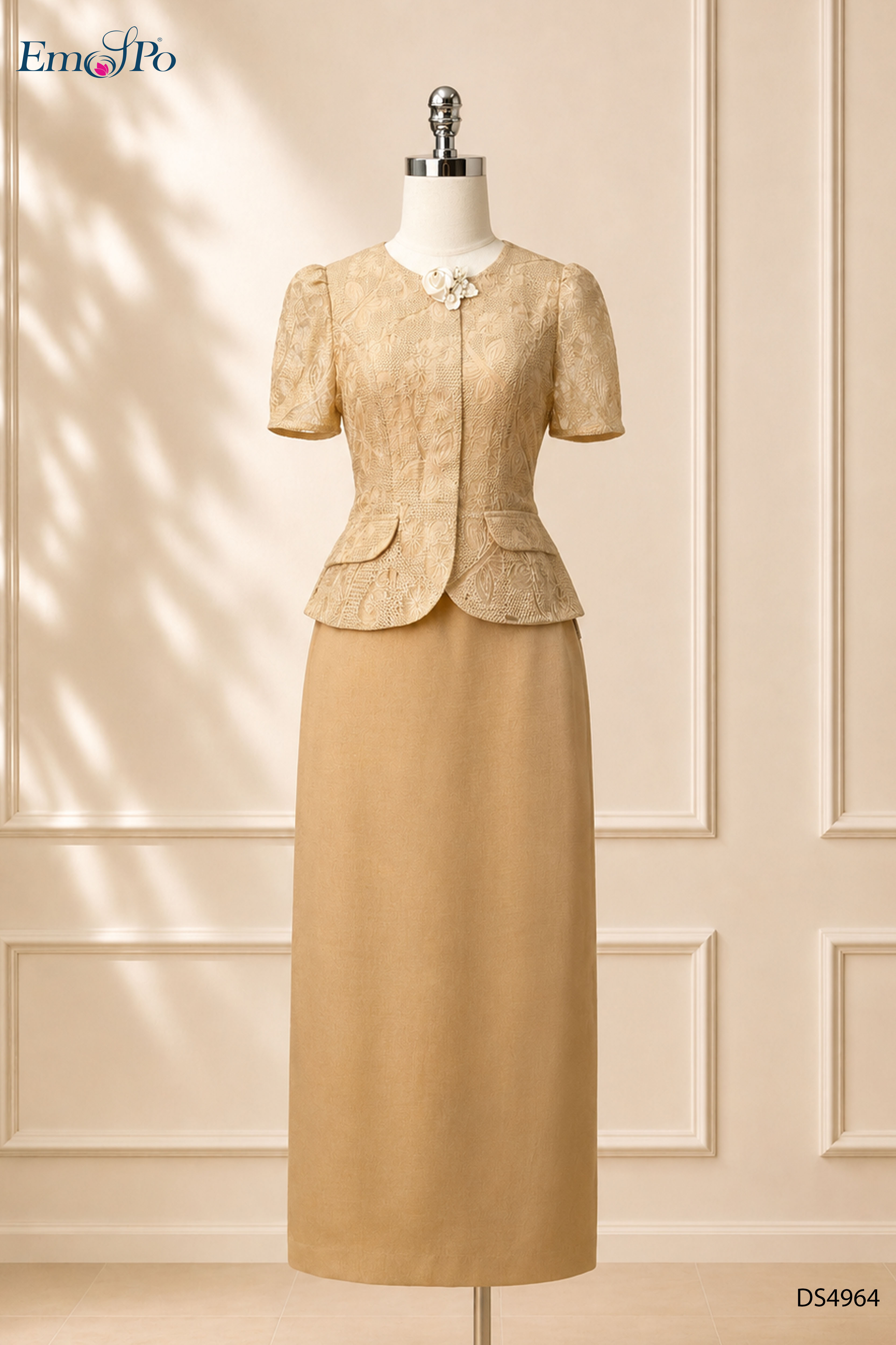 Đầm ôm xẻ sau dáng peplum phối ren, cổ tròn, hoa cài rời