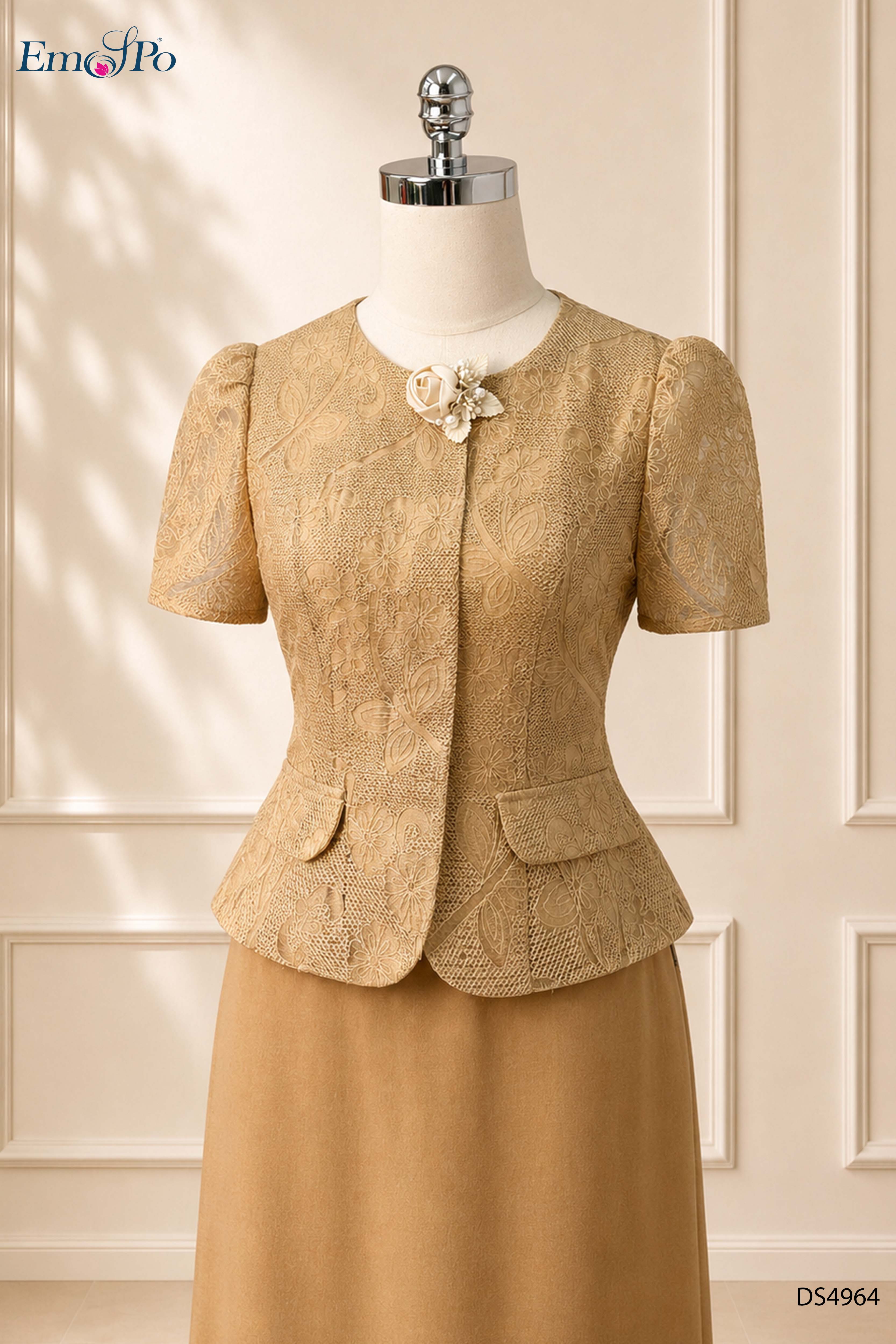 Đầm ôm xẻ sau dáng peplum phối ren, cổ tròn, hoa cài rời