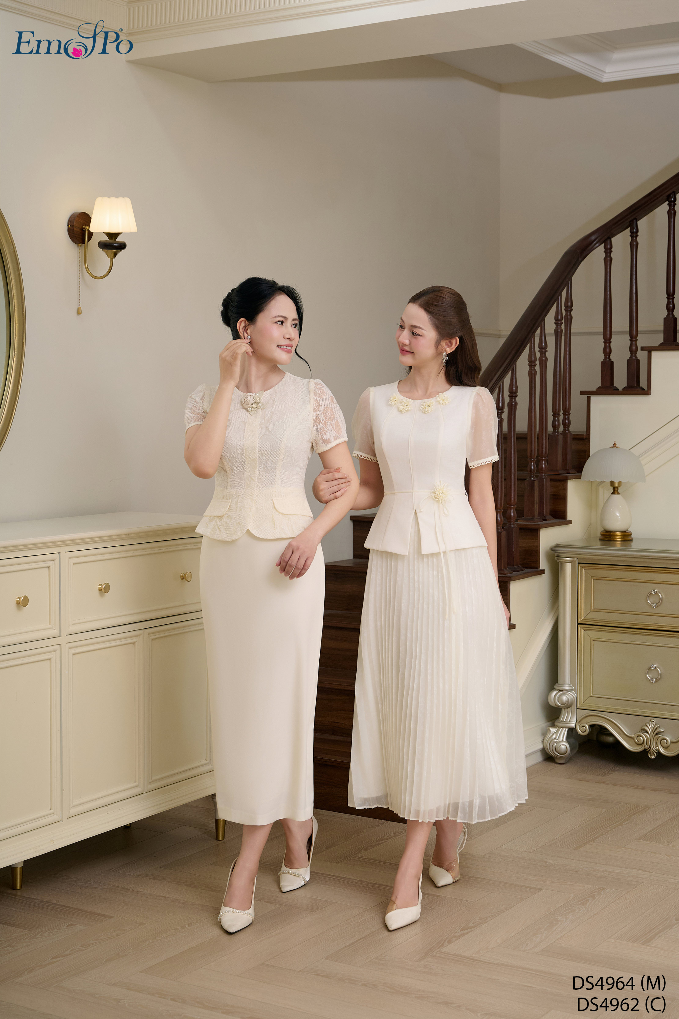 Đầm ôm xẻ sau dáng peplum phối ren, cổ tròn, hoa cài rời