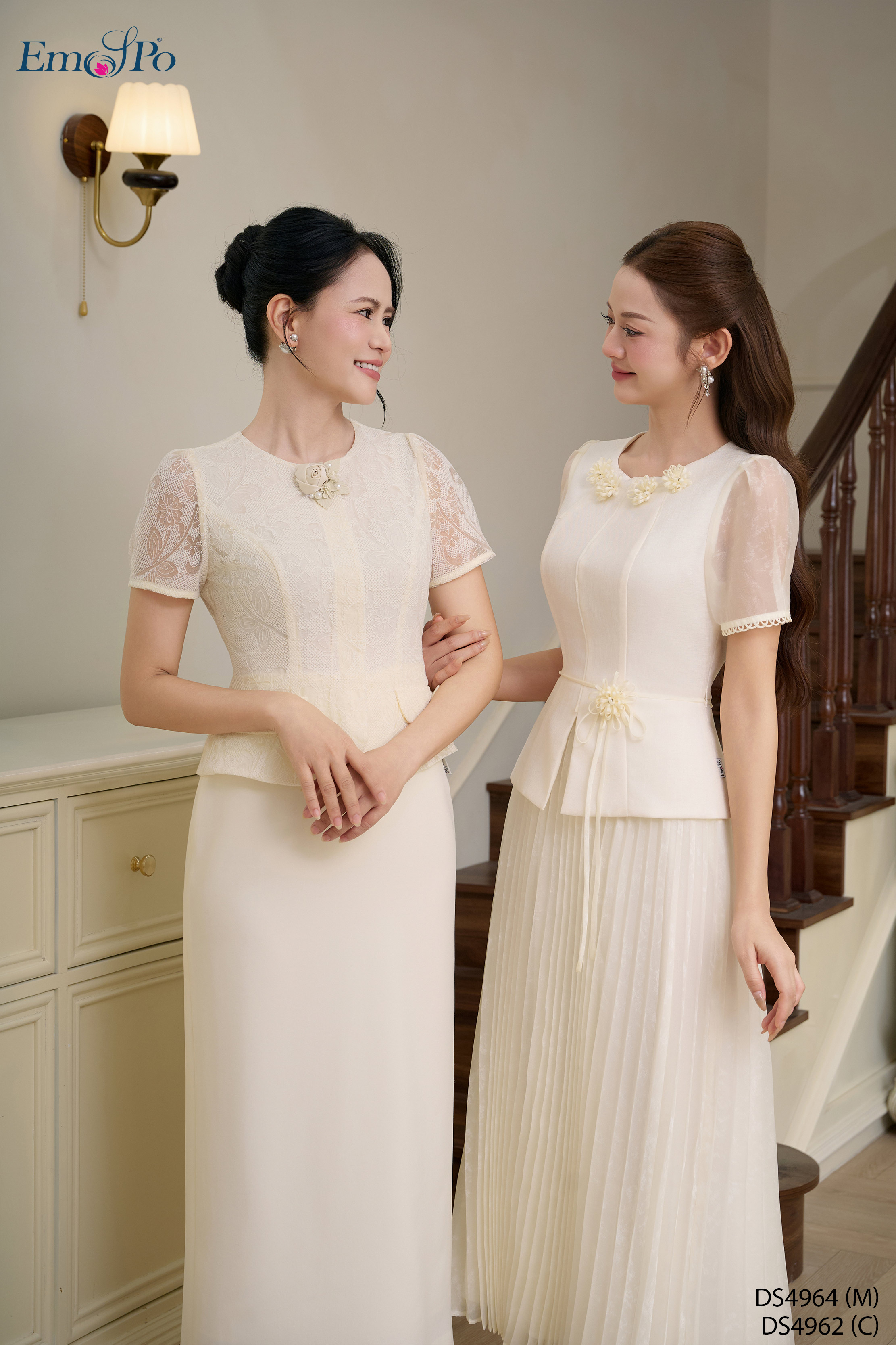 Đầm ôm xẻ sau dáng peplum phối ren, cổ tròn, hoa cài rời