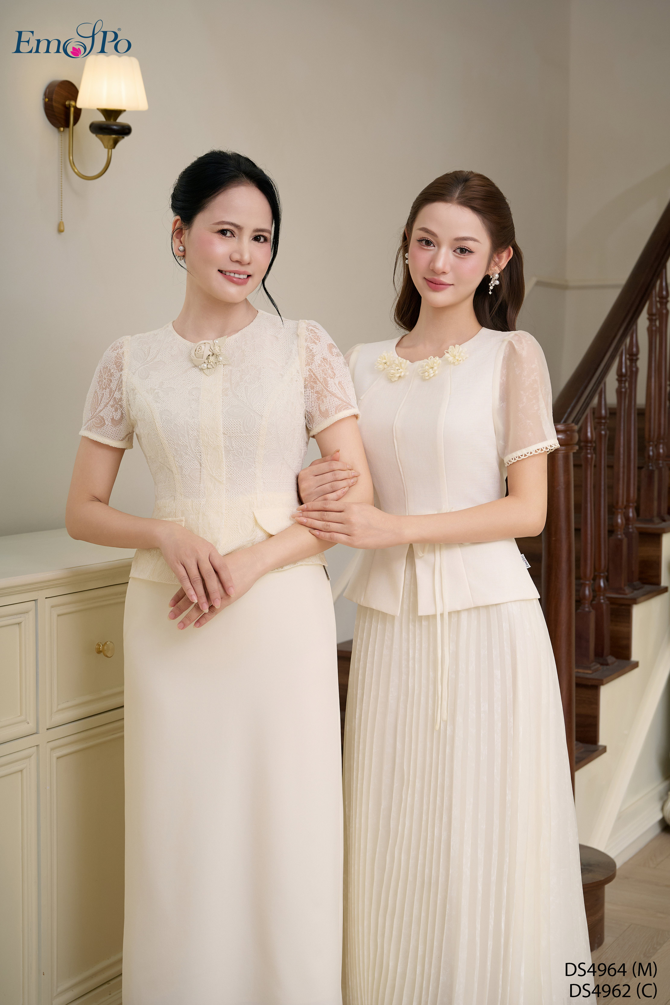 Đầm ôm xẻ sau dáng peplum phối ren, cổ tròn, hoa cài rời