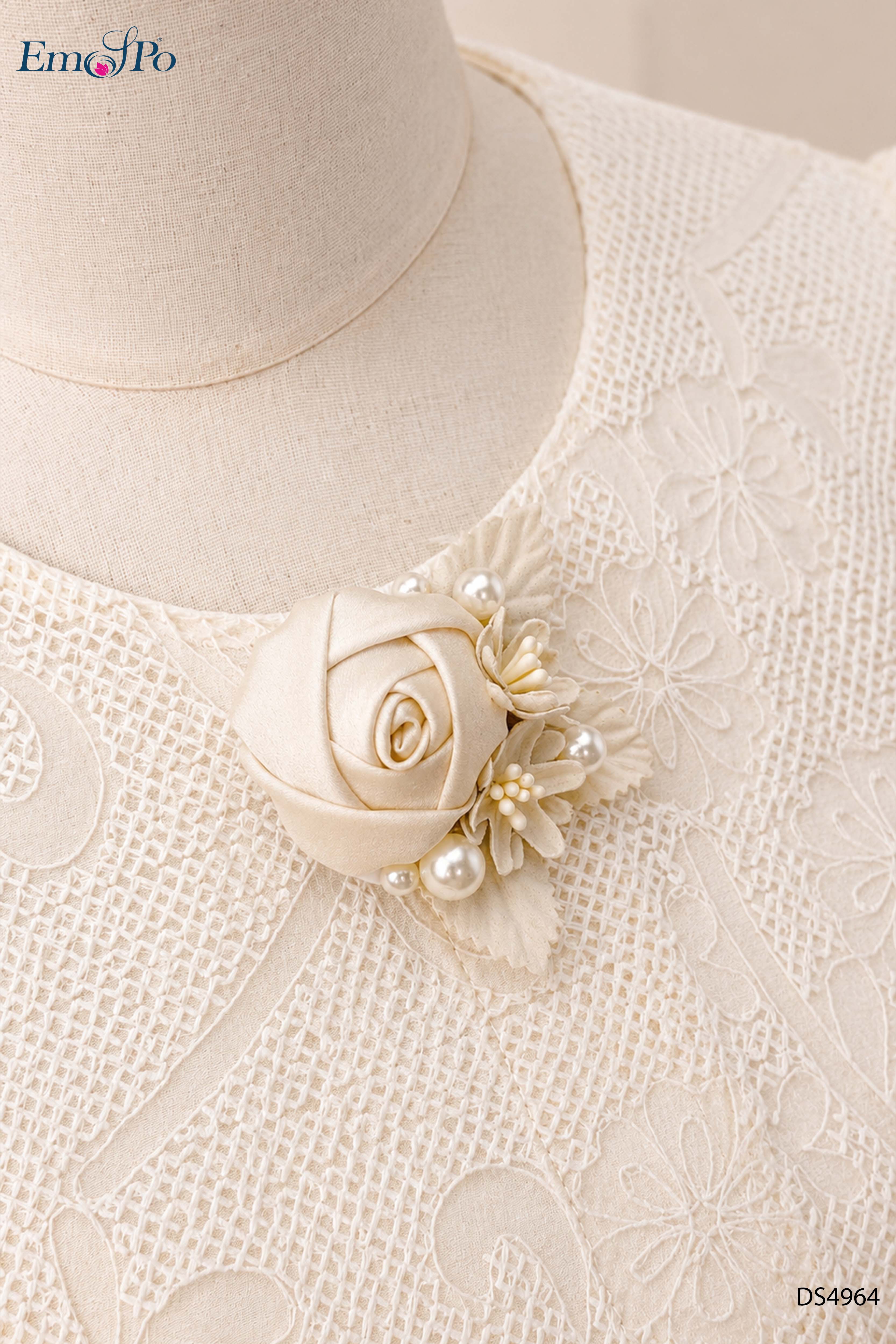 Đầm ôm xẻ sau dáng peplum phối ren, cổ tròn, hoa cài rời