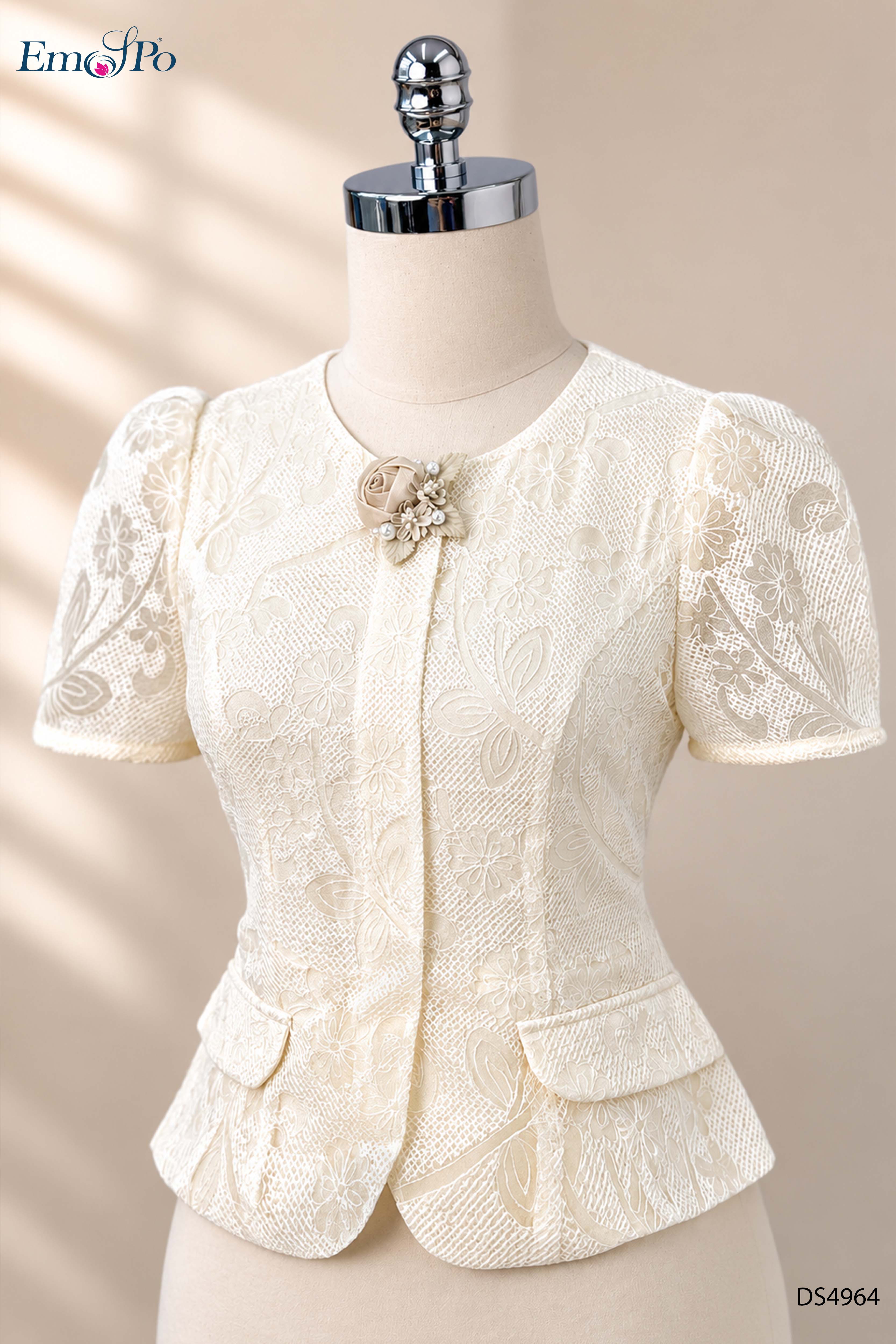 Đầm ôm xẻ sau dáng peplum phối ren, cổ tròn, hoa cài rời