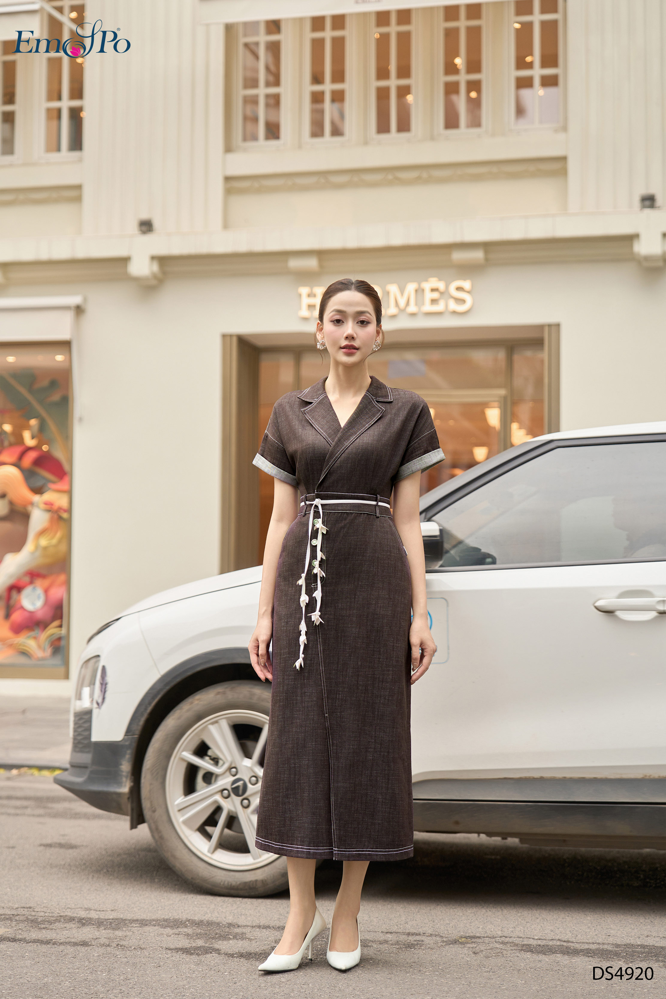Đầm ôm xẻ trước, cổ bẻ ve, đai dây da hoa rời