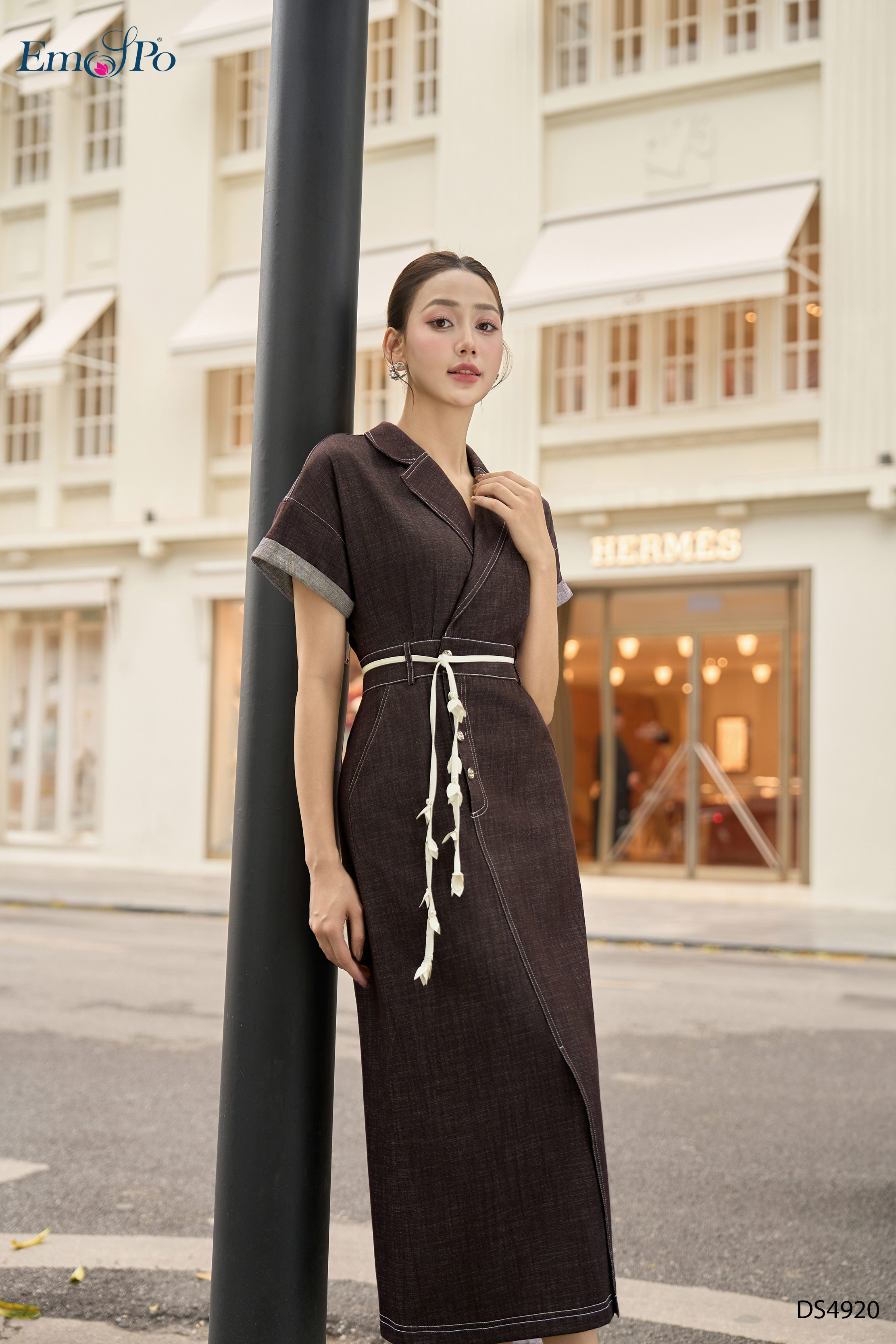 Đầm ôm xẻ trước, cổ bẻ ve, đai dây da hoa rời