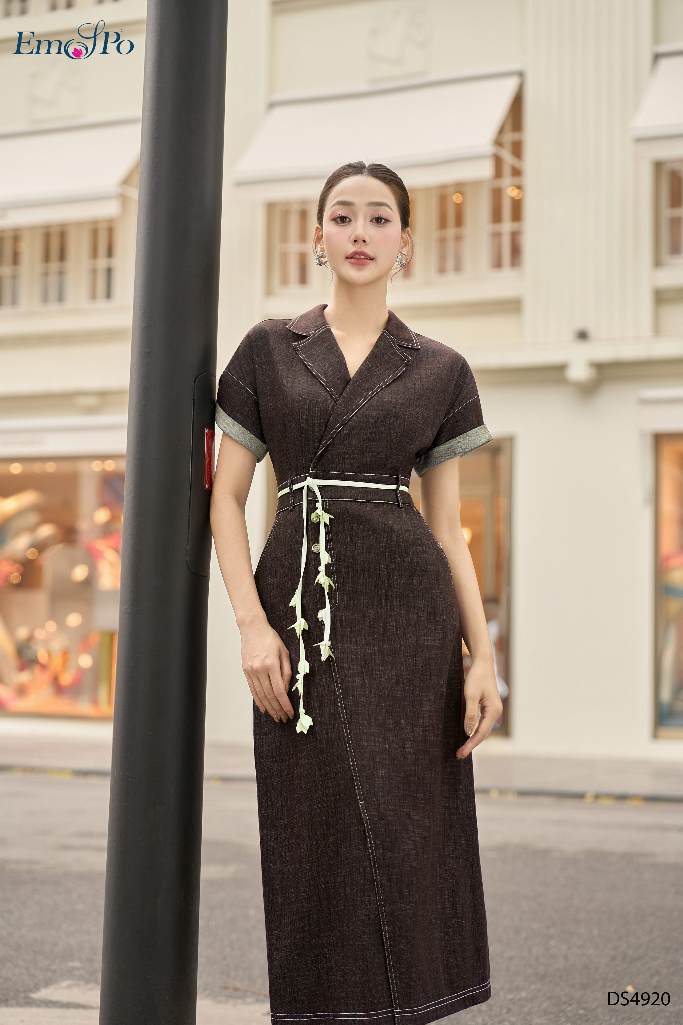 Đầm ôm xẻ trước, cổ bẻ ve, đai dây da hoa rời