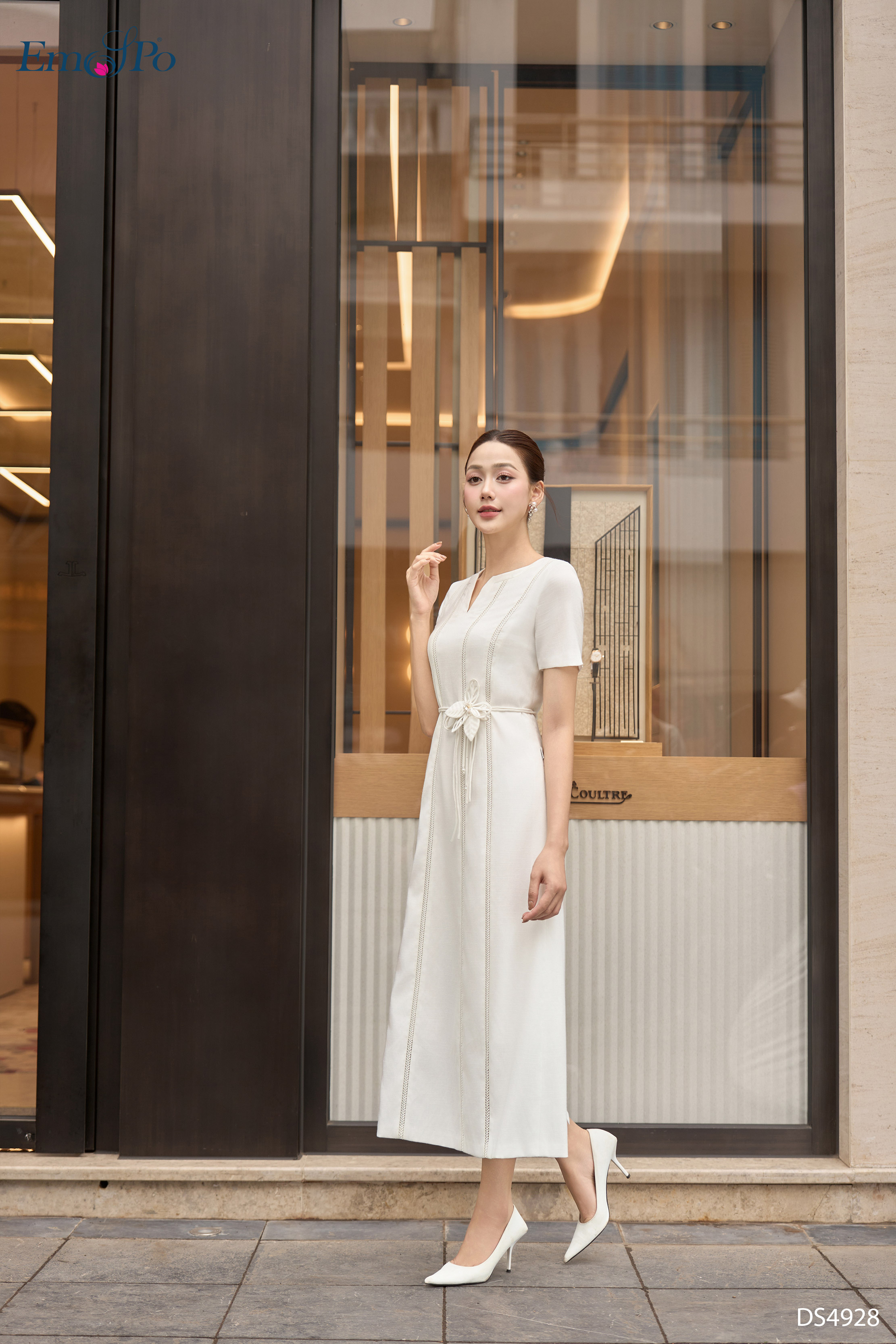 Đầm suông can ren xẻ sau, cổ tròn khoét V, dây đai hoa rời