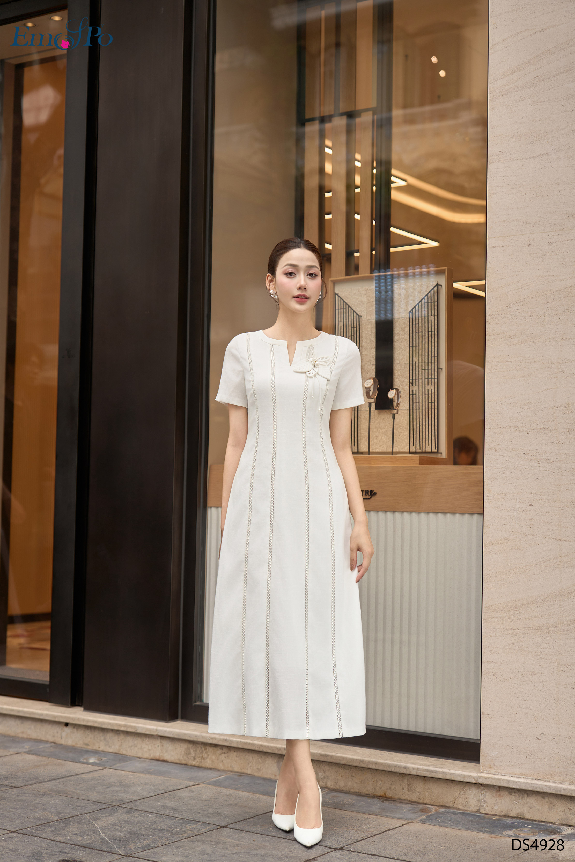 Đầm suông can ren xẻ sau, cổ tròn khoét V, dây đai hoa rời