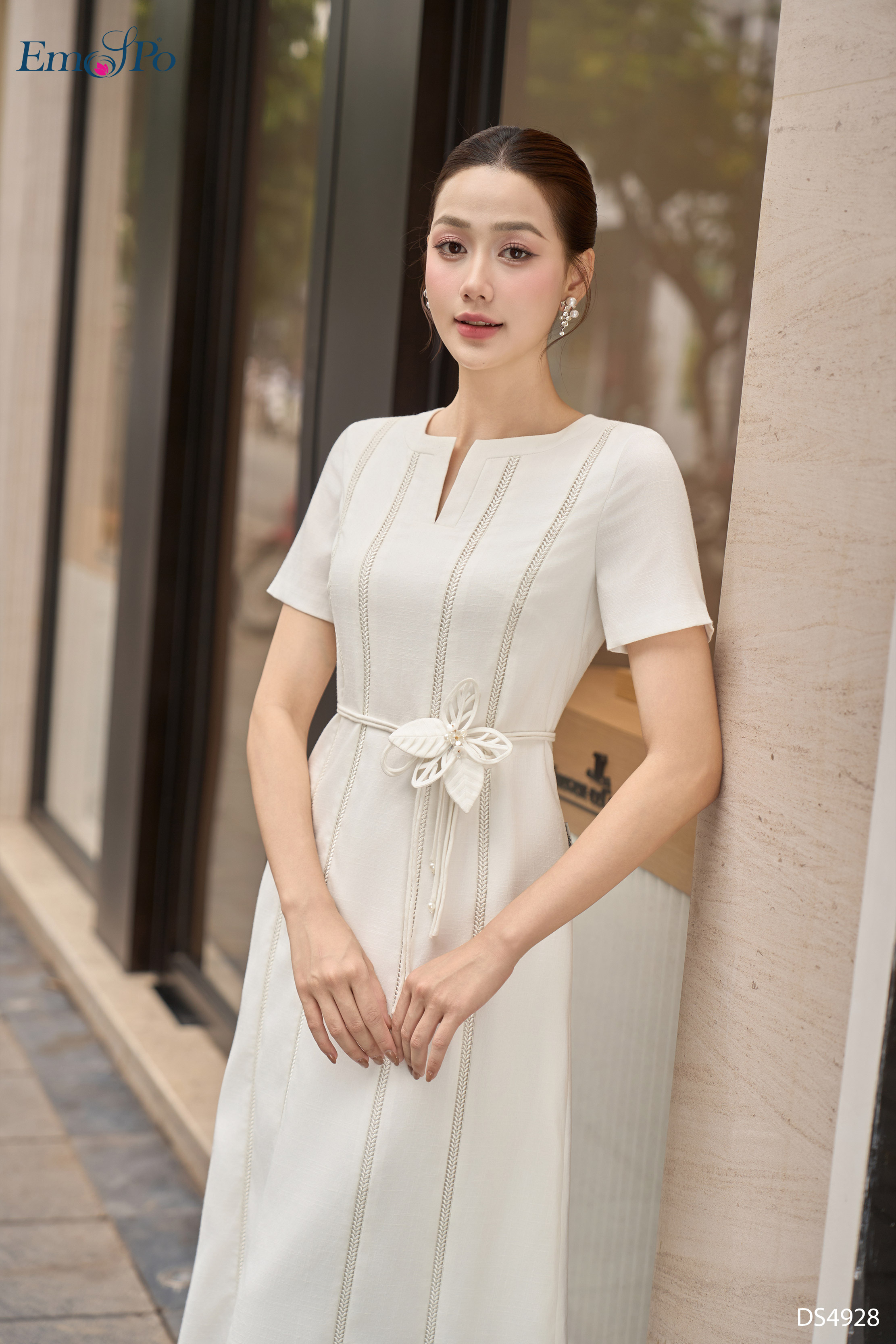 Đầm Soa Rê Đầm suông can ren xẻ sau, cổ tròn khoét V, dây đai hoa rời