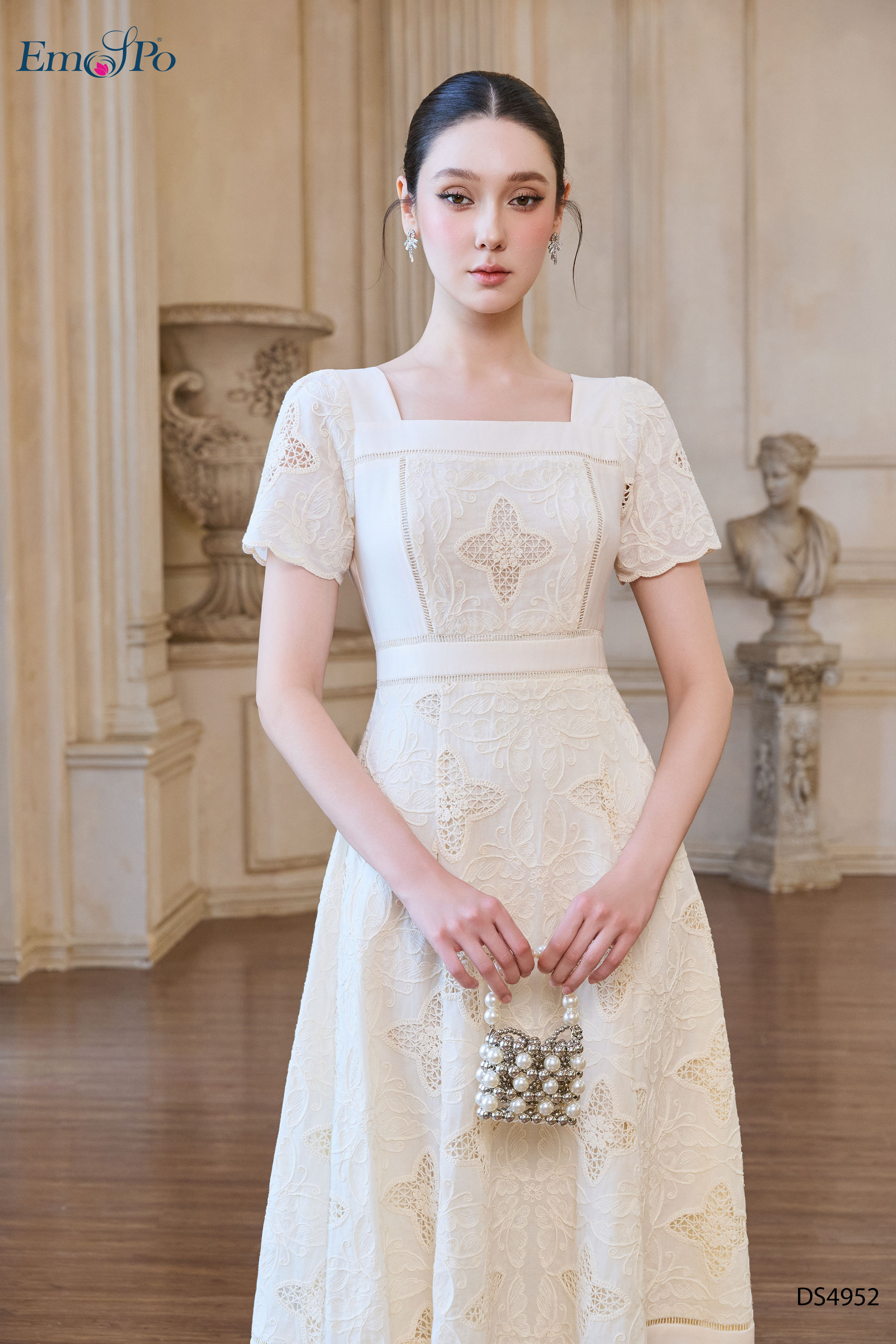 Đầm thô xòe phối ren, cổ vuông chiết eo