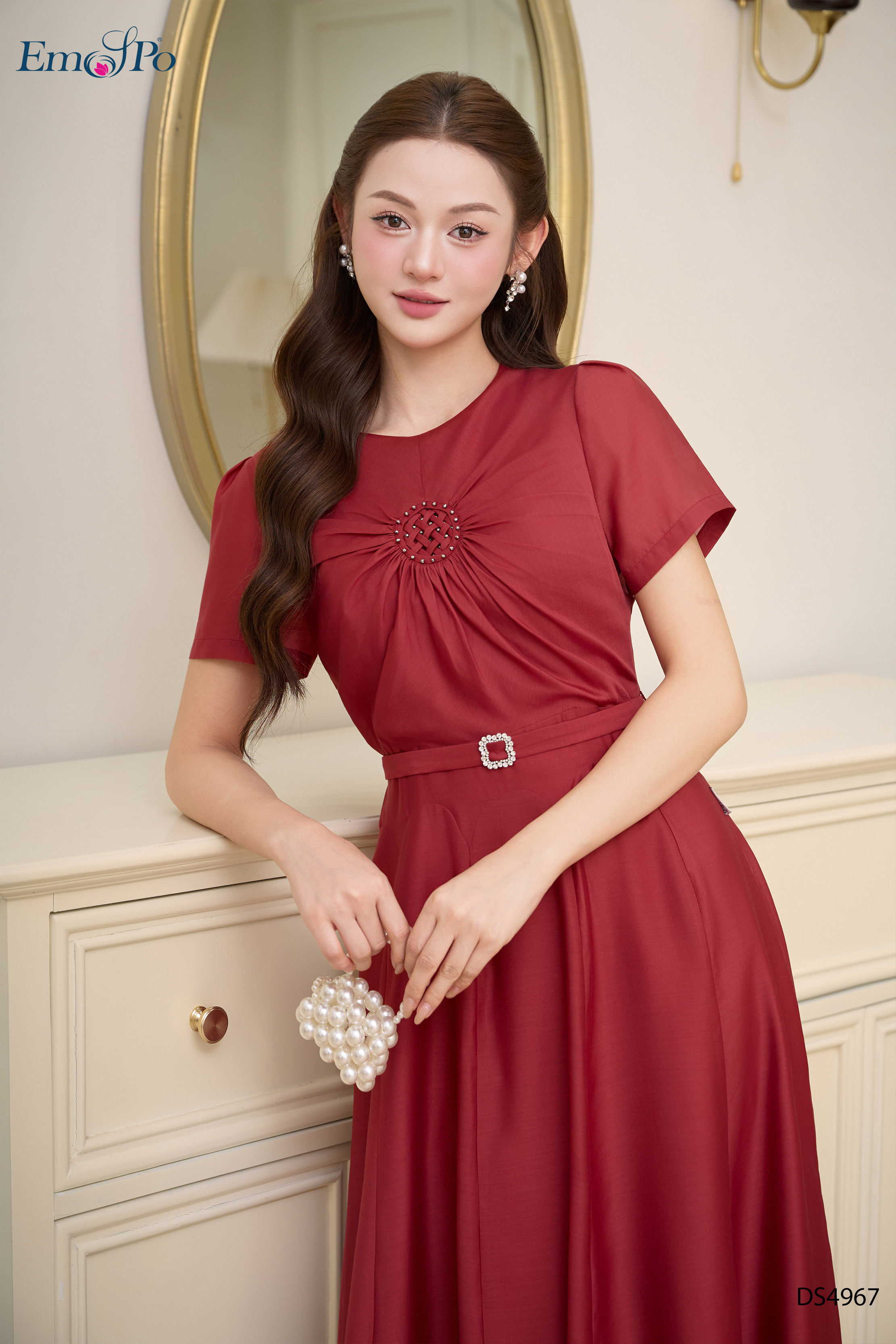 Đầm tơ xòe, cổ tròn, ngực đan dây đính pha lê, đai rời