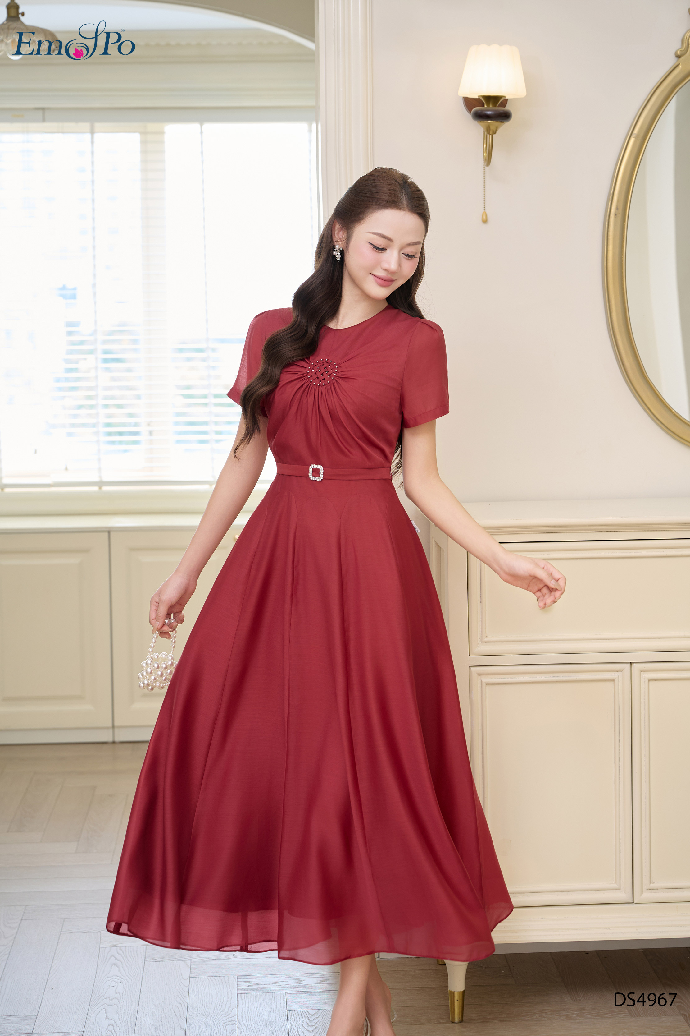 Đầm tơ xòe, cổ tròn, ngực đan dây đính pha lê, đai rời