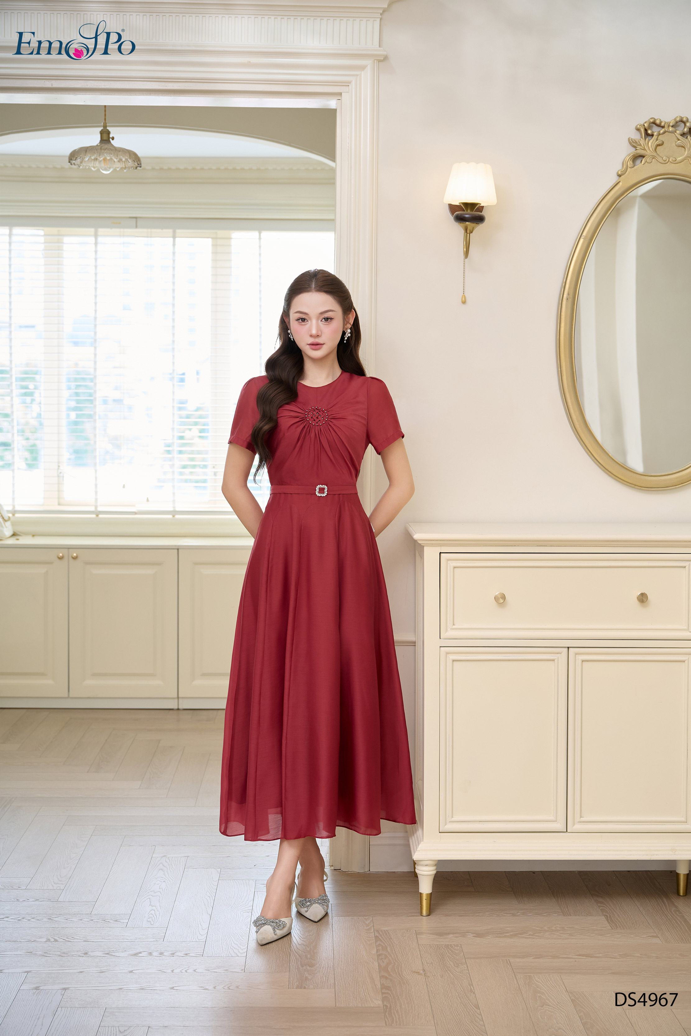 Đầm tơ xòe, cổ tròn, ngực đan dây đính pha lê, đai rời