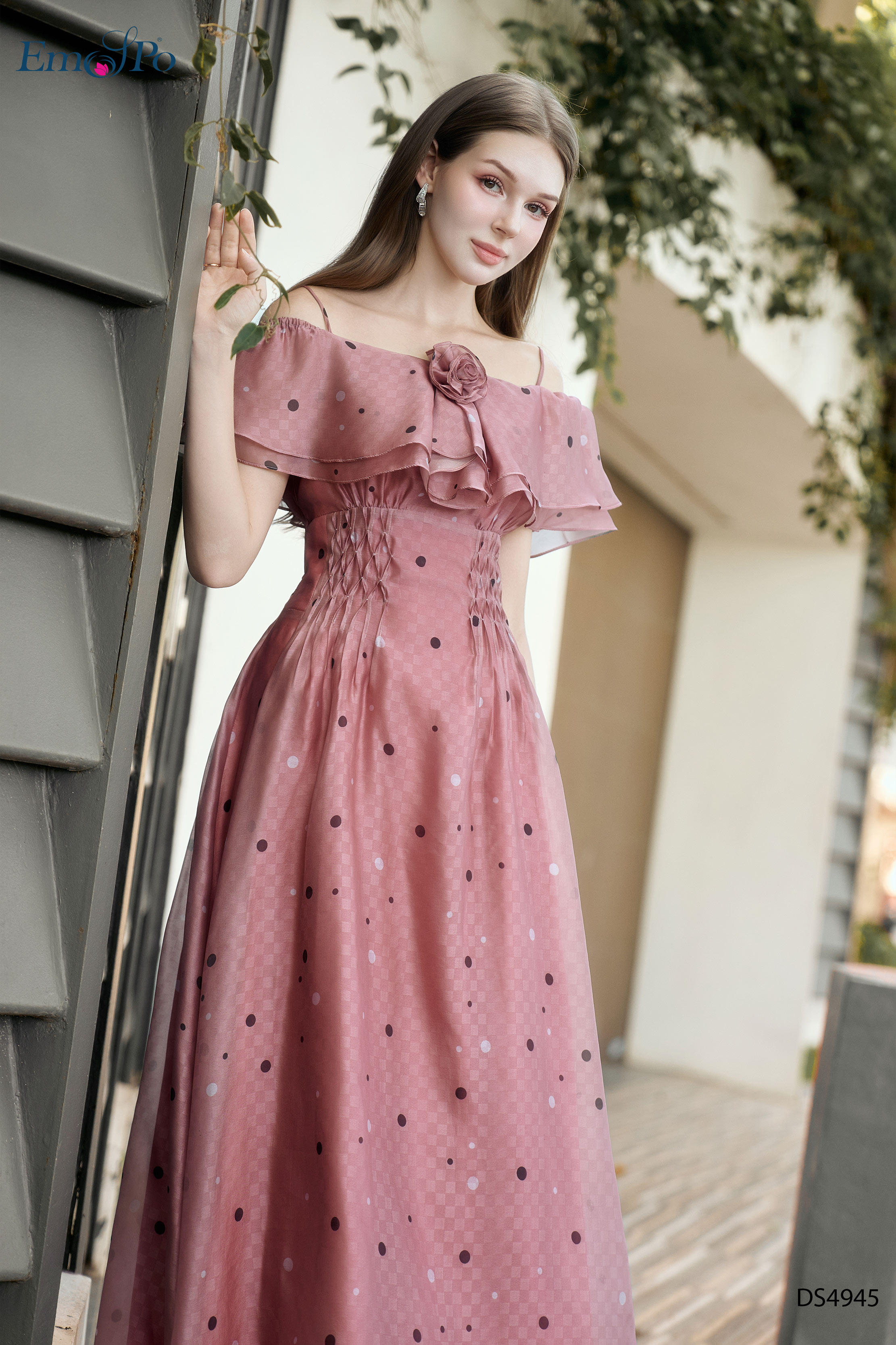 Đầm xòe 2 dây, cổ trễ vai chun bèo đính hoa