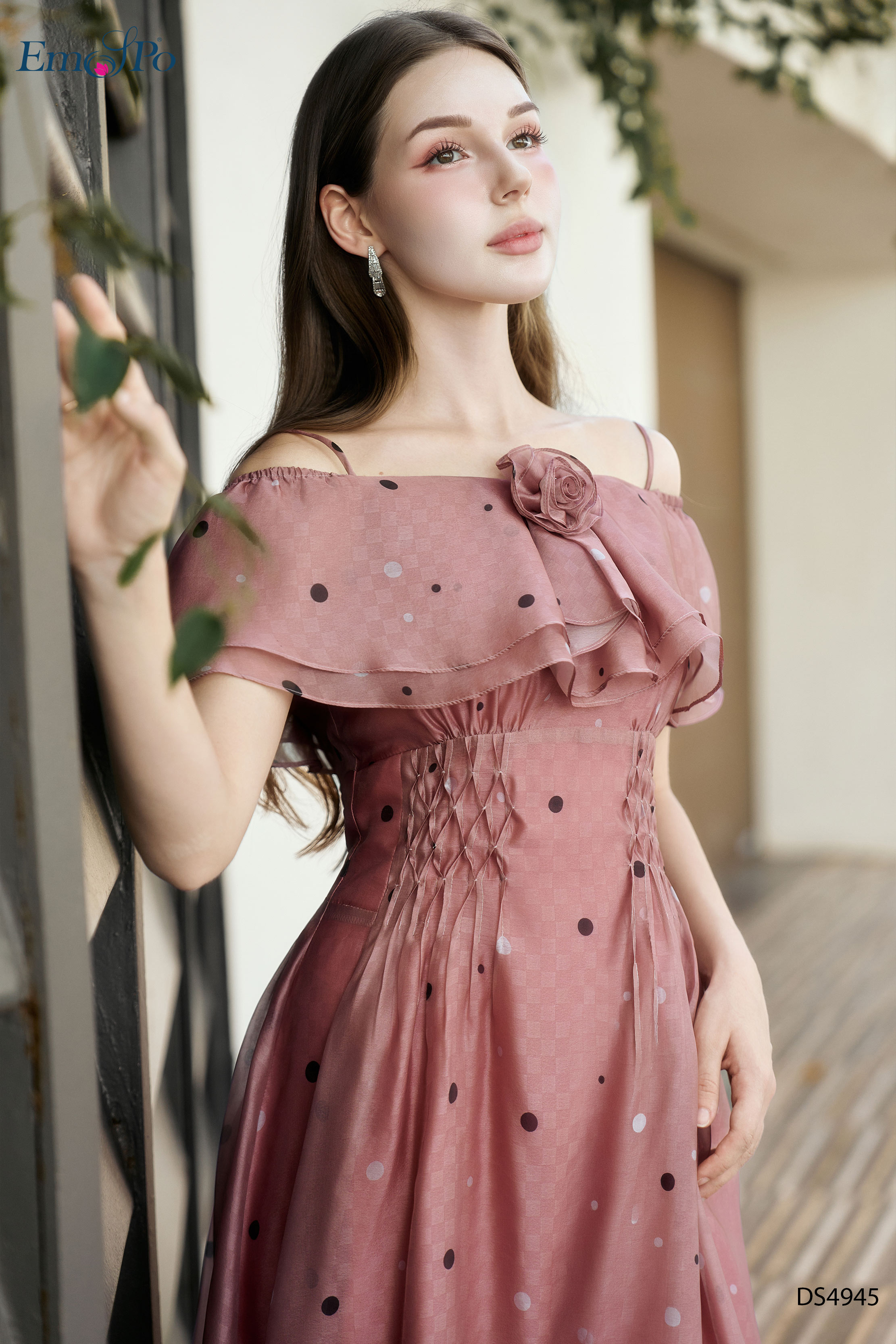 Đầm xòe 2 dây, cổ trễ vai chun bèo đính hoa