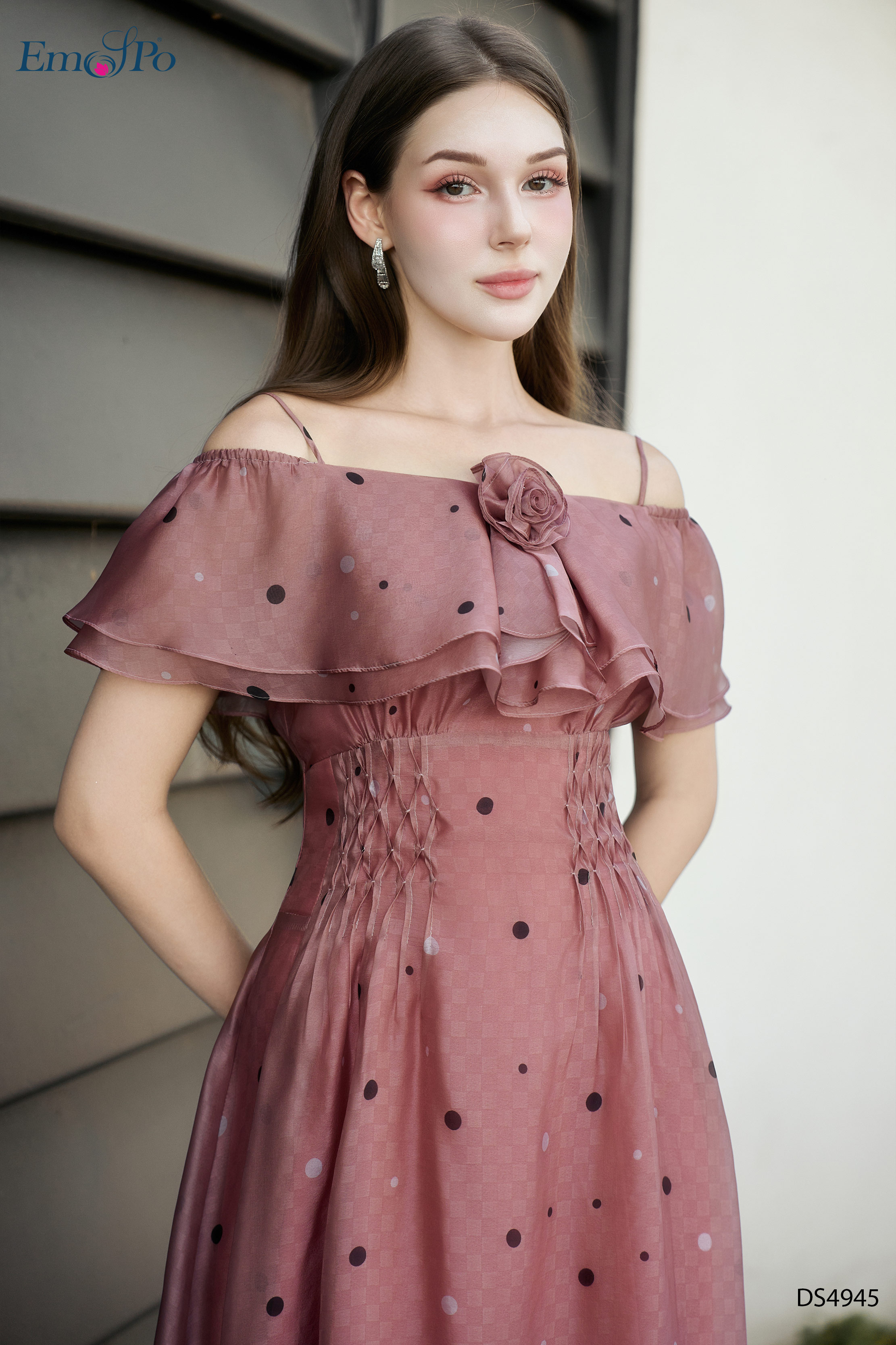 Đầm xòe 2 dây, cổ trễ vai chun bèo đính hoa
