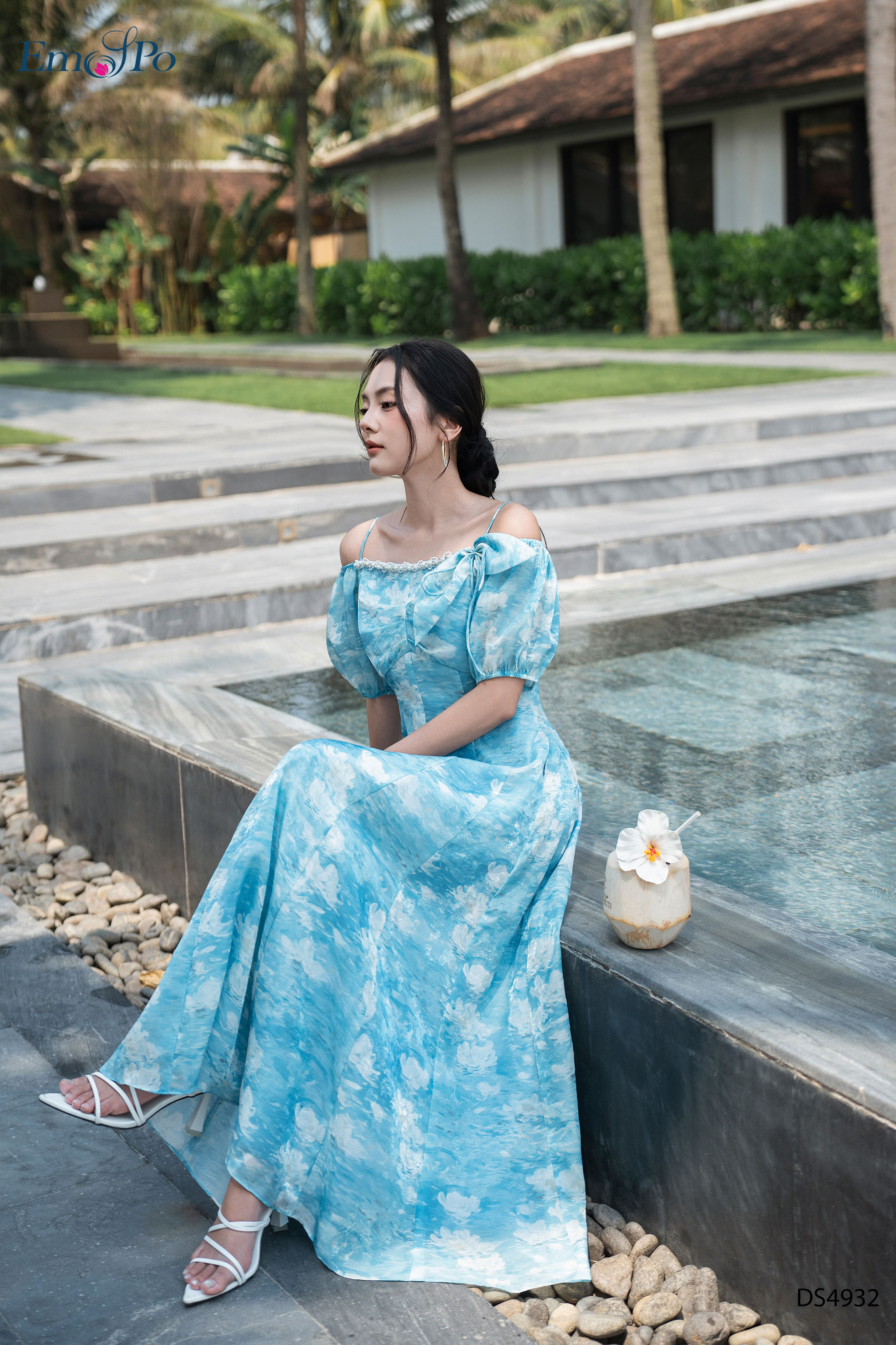 Đầm xòe 2 dây, tay chun bồng, ngực đính dải ngọc đá và nơ