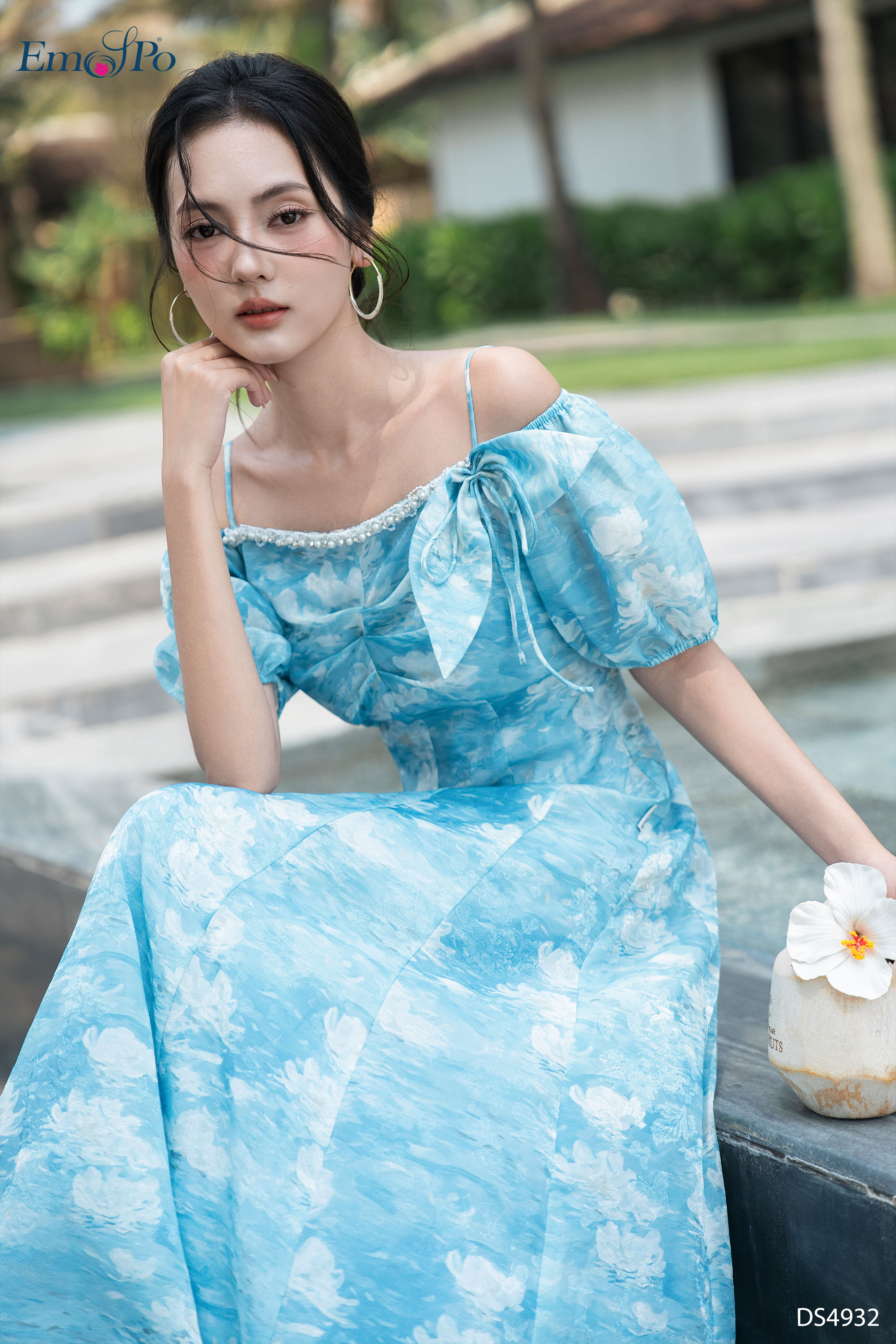 Đầm xòe 2 dây, tay chun bồng, ngực đính dải ngọc đá và nơ