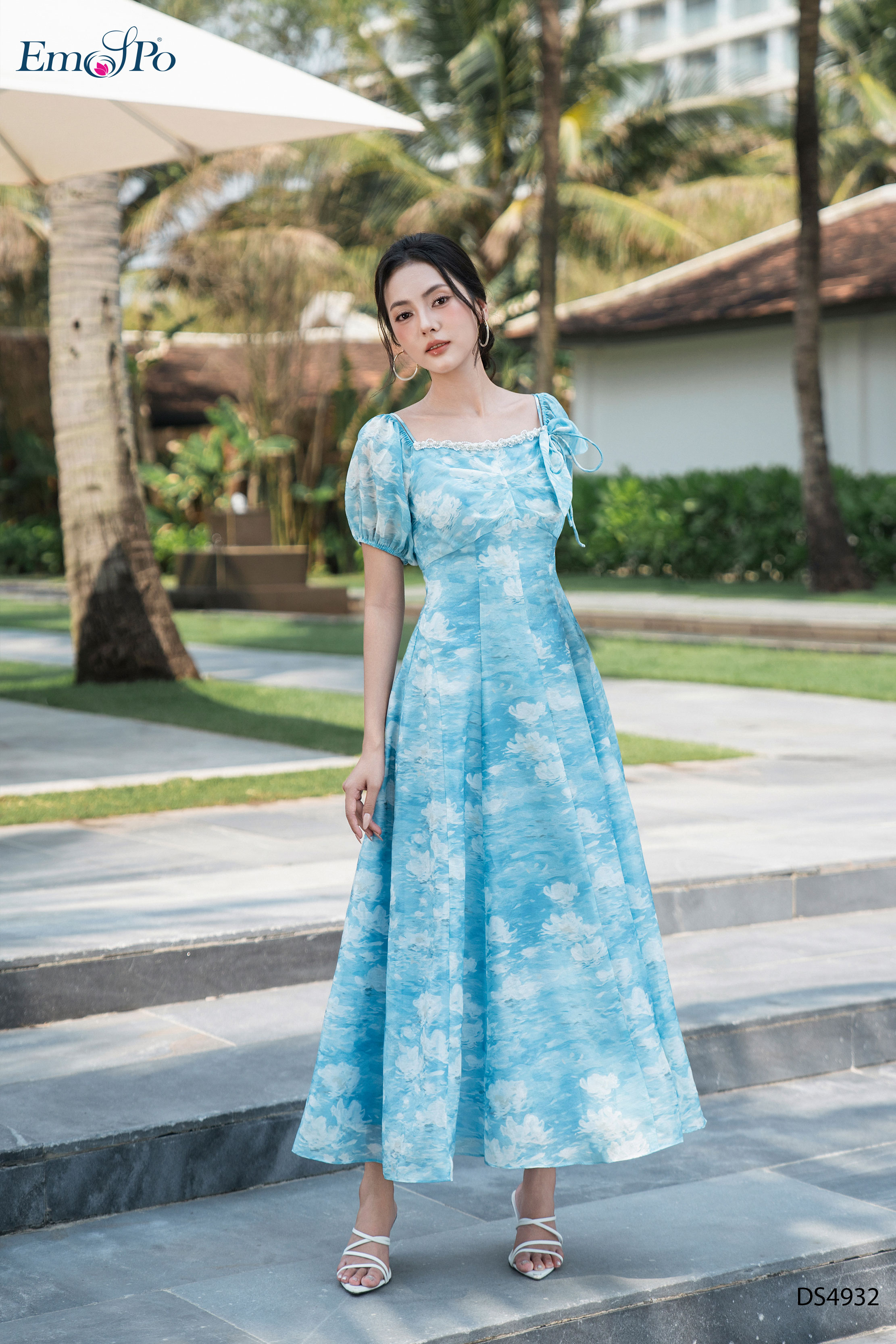 Đầm xòe 2 dây, tay chun bồng, ngực đính dải ngọc đá và nơ