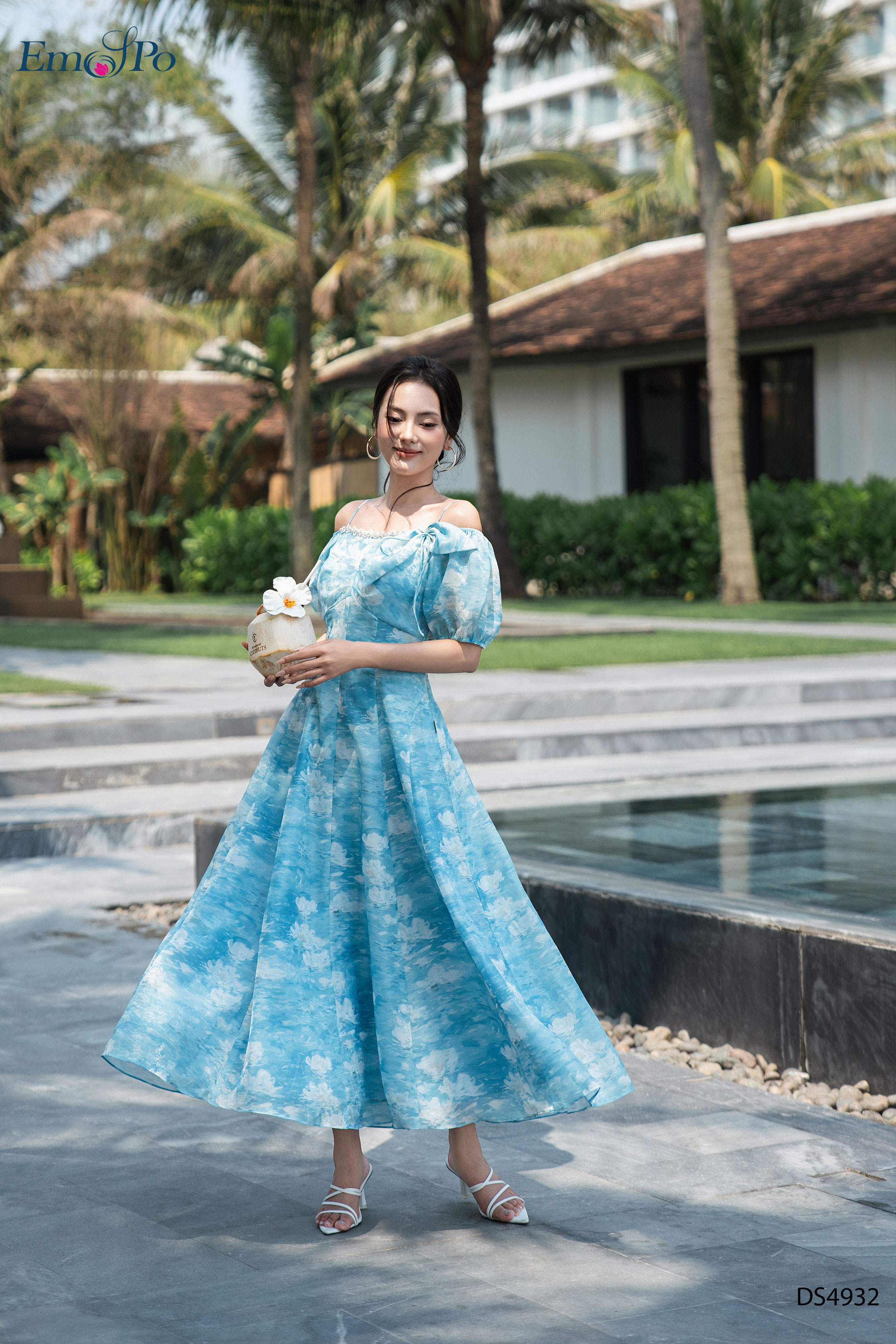 Đầm xòe 2 dây, tay chun bồng, ngực đính dải ngọc đá và nơ