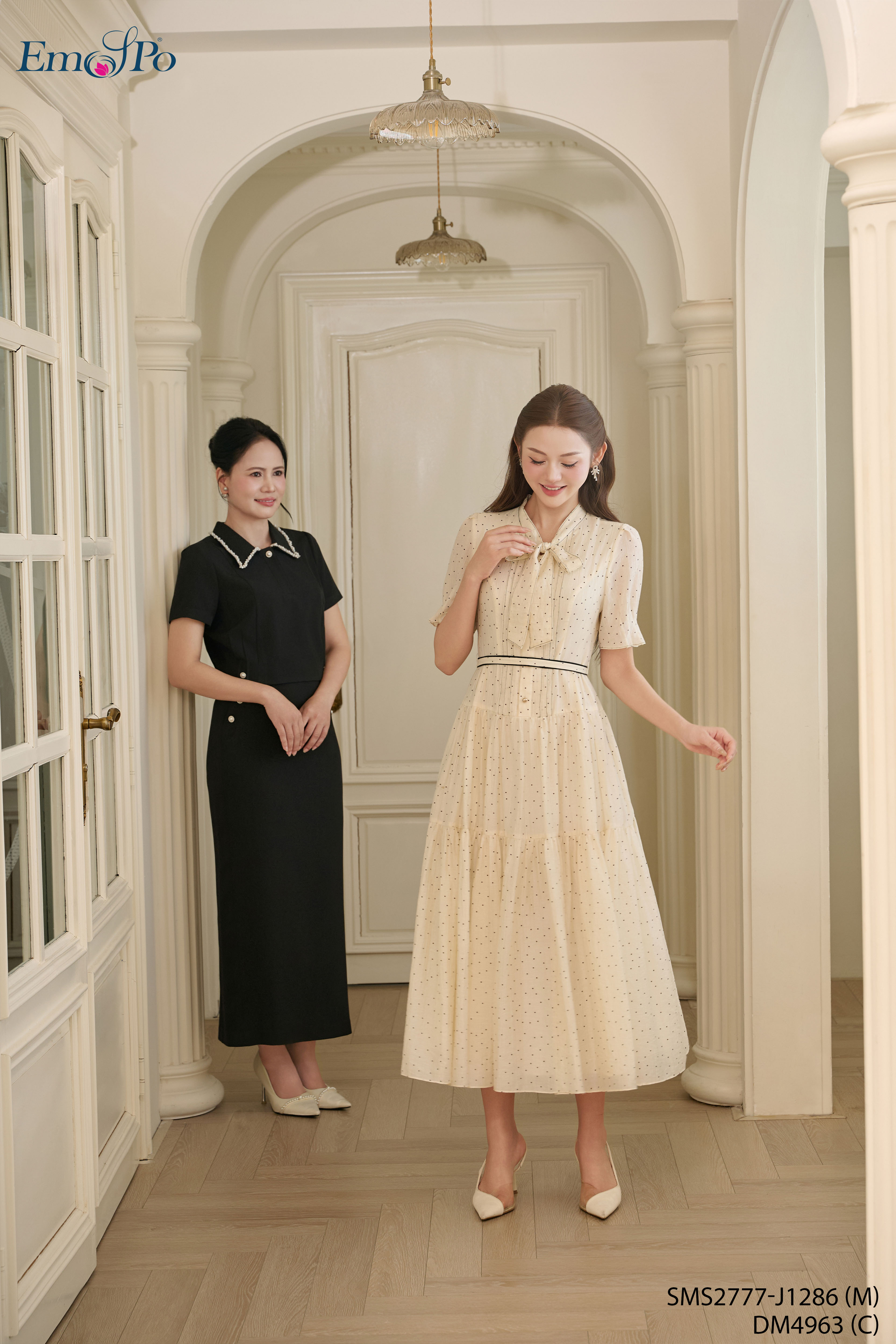 Đầm xòe chấm bi, cổ thắt nơ cài hàng cúc, đai rời