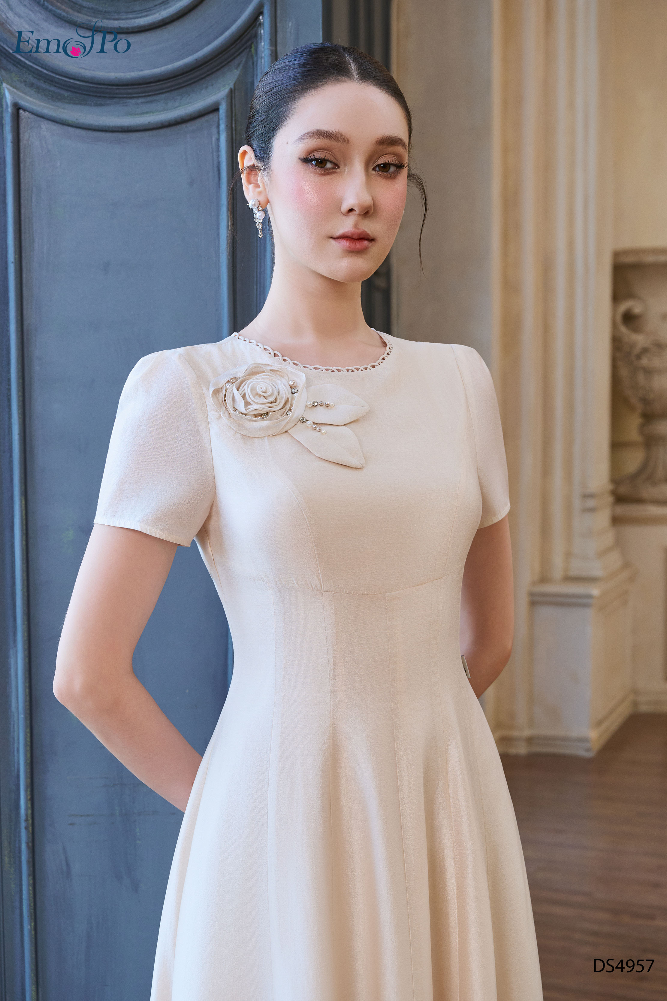 Đầm xòe, chiết eo cao, cổ tròn trang trí đan, đính hoa lệch vai