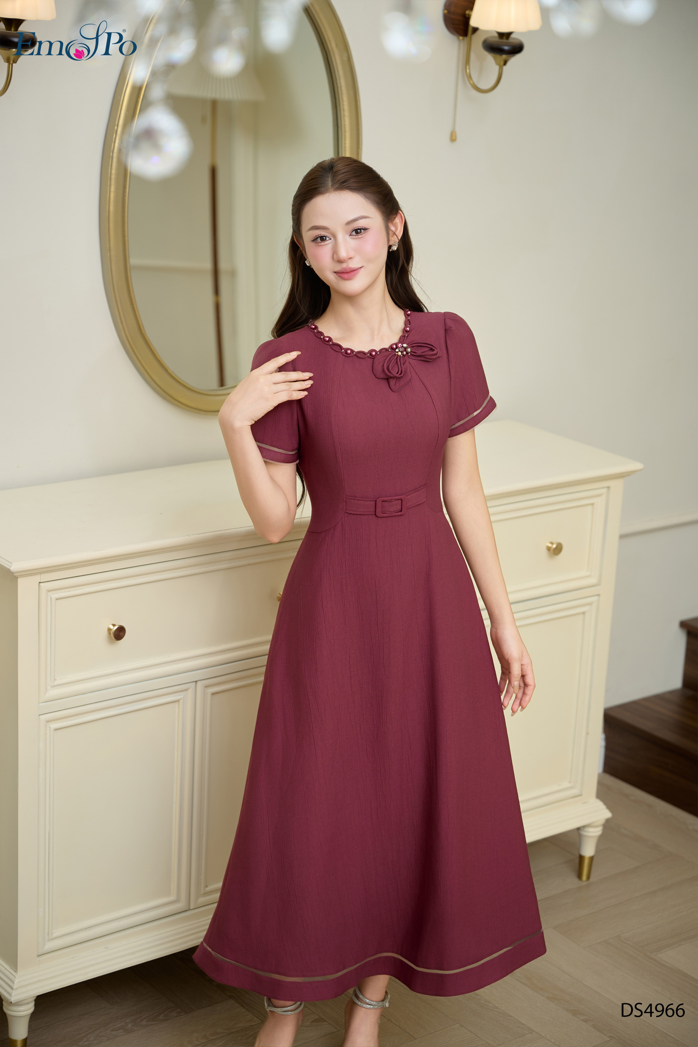 Đầm xòe, chiết eo đính mặt đai, cổ tròn đính hoa ngọc trai và cườm đá