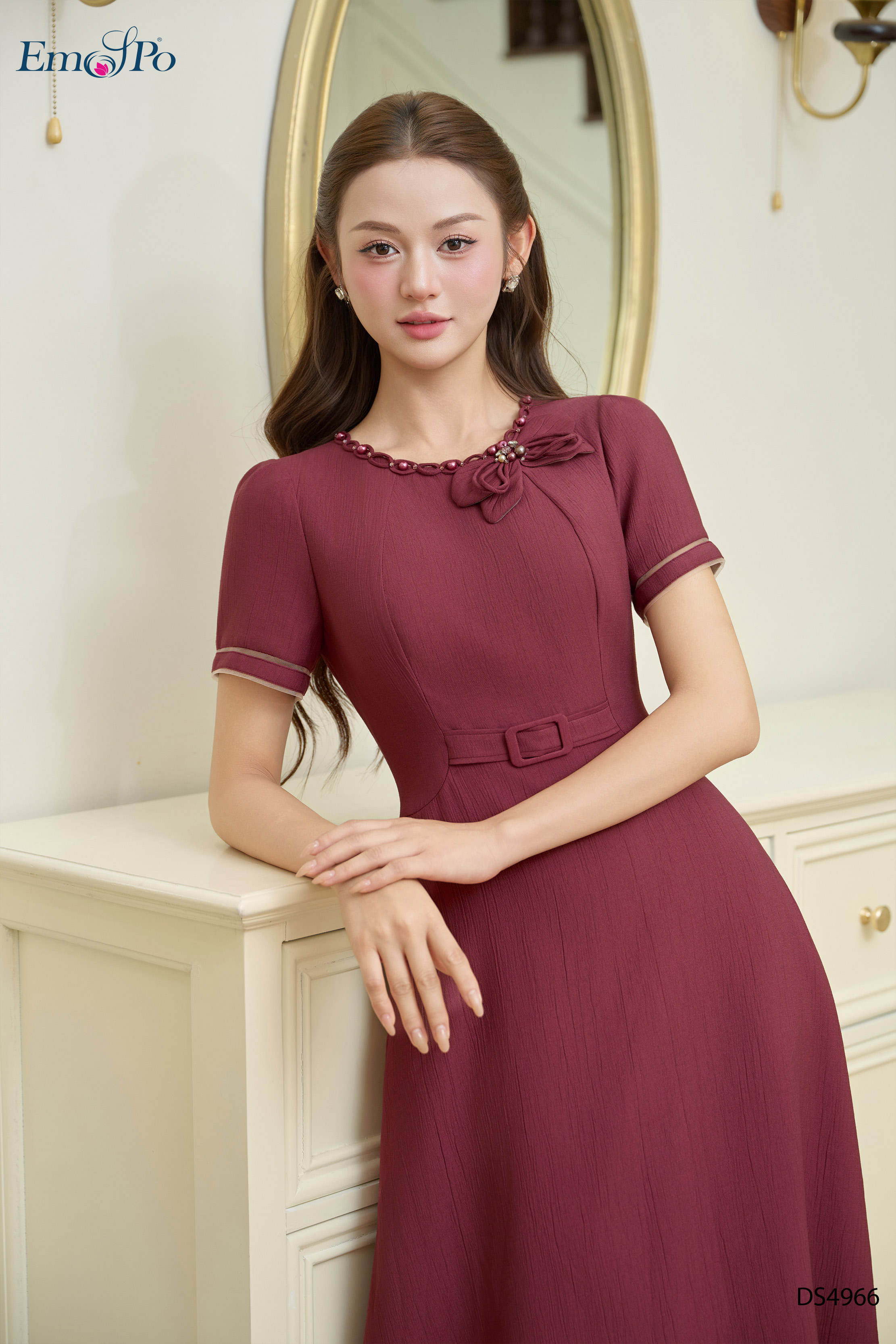 Đầm xòe, chiết eo đính mặt đai, cổ tròn đính hoa ngọc trai và cườm đá