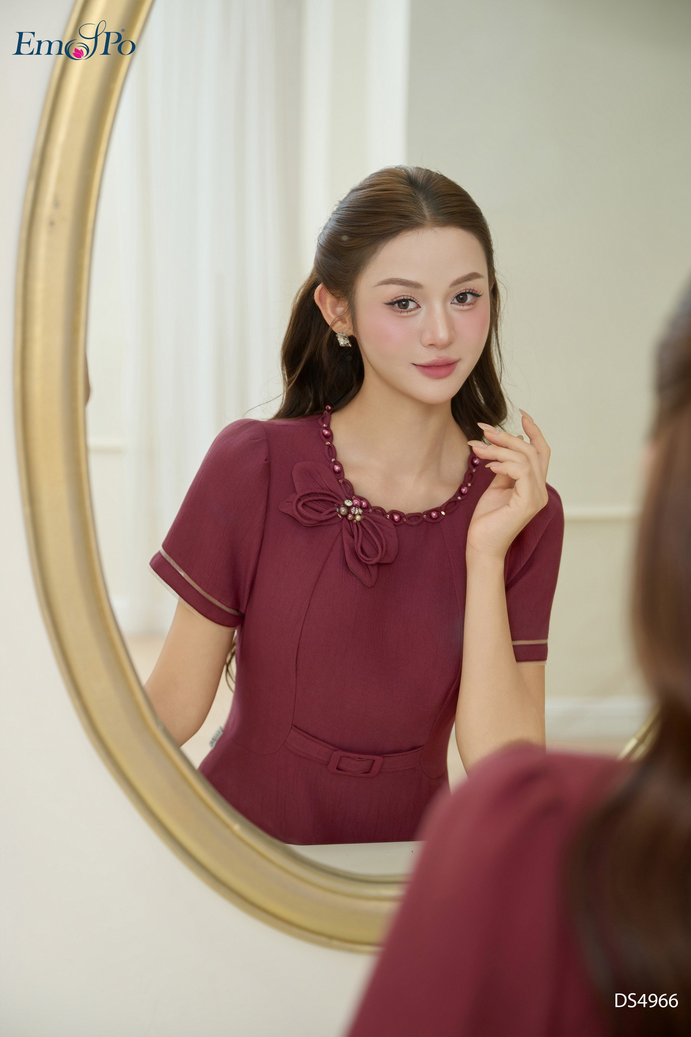 Đầm xòe, chiết eo đính mặt đai, cổ tròn đính hoa ngọc trai và cườm đá