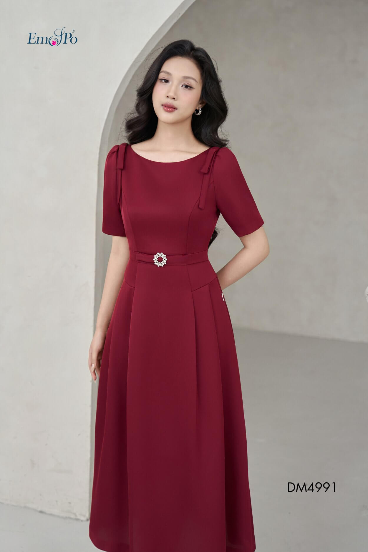 Đầm xòe chiết eo đính nơ đá, 2 bên hông chiết ly, vai đính nơ