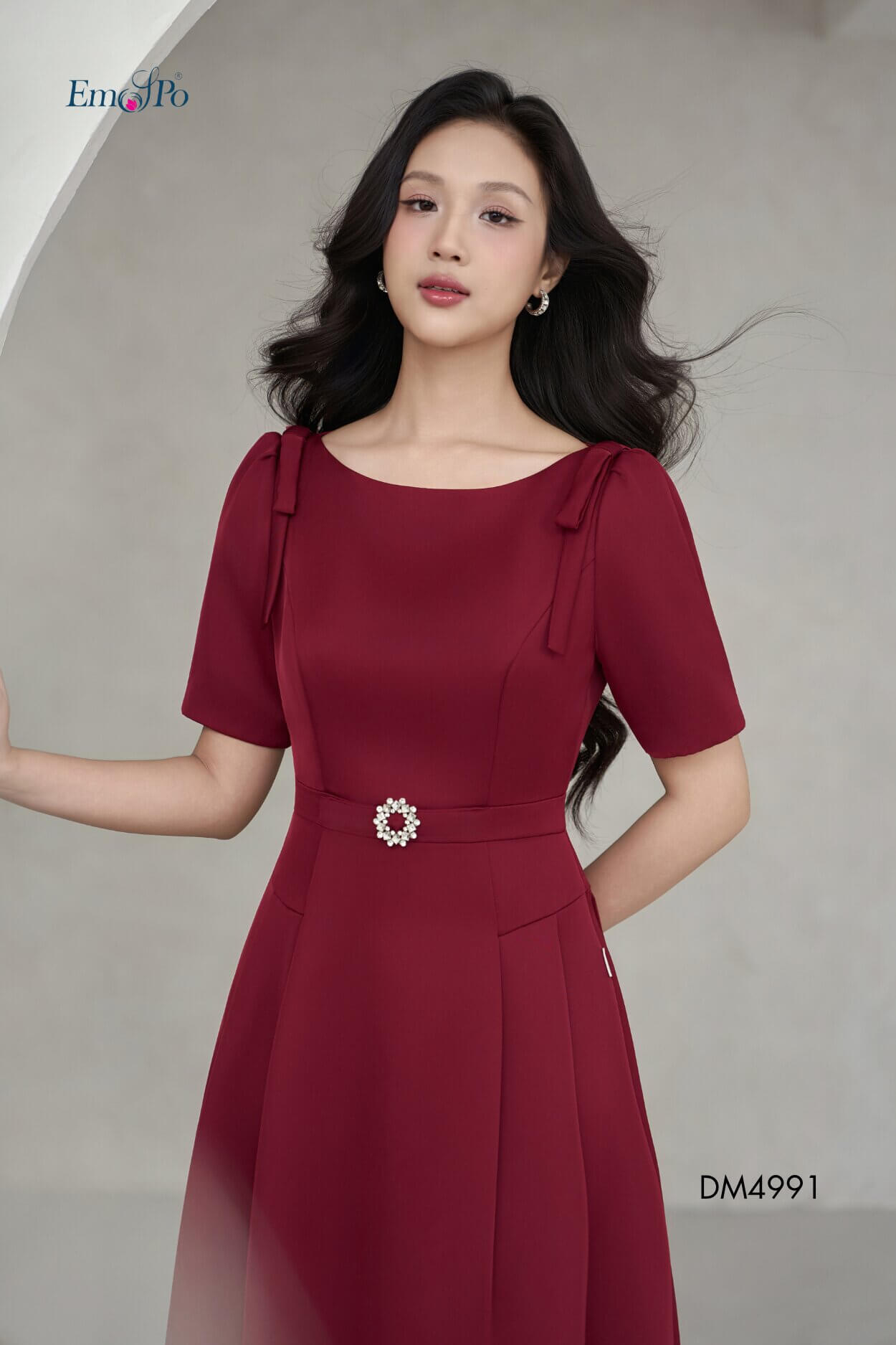 Đầm xòe chiết eo đính nơ đá, 2 bên hông chiết ly, vai đính nơ