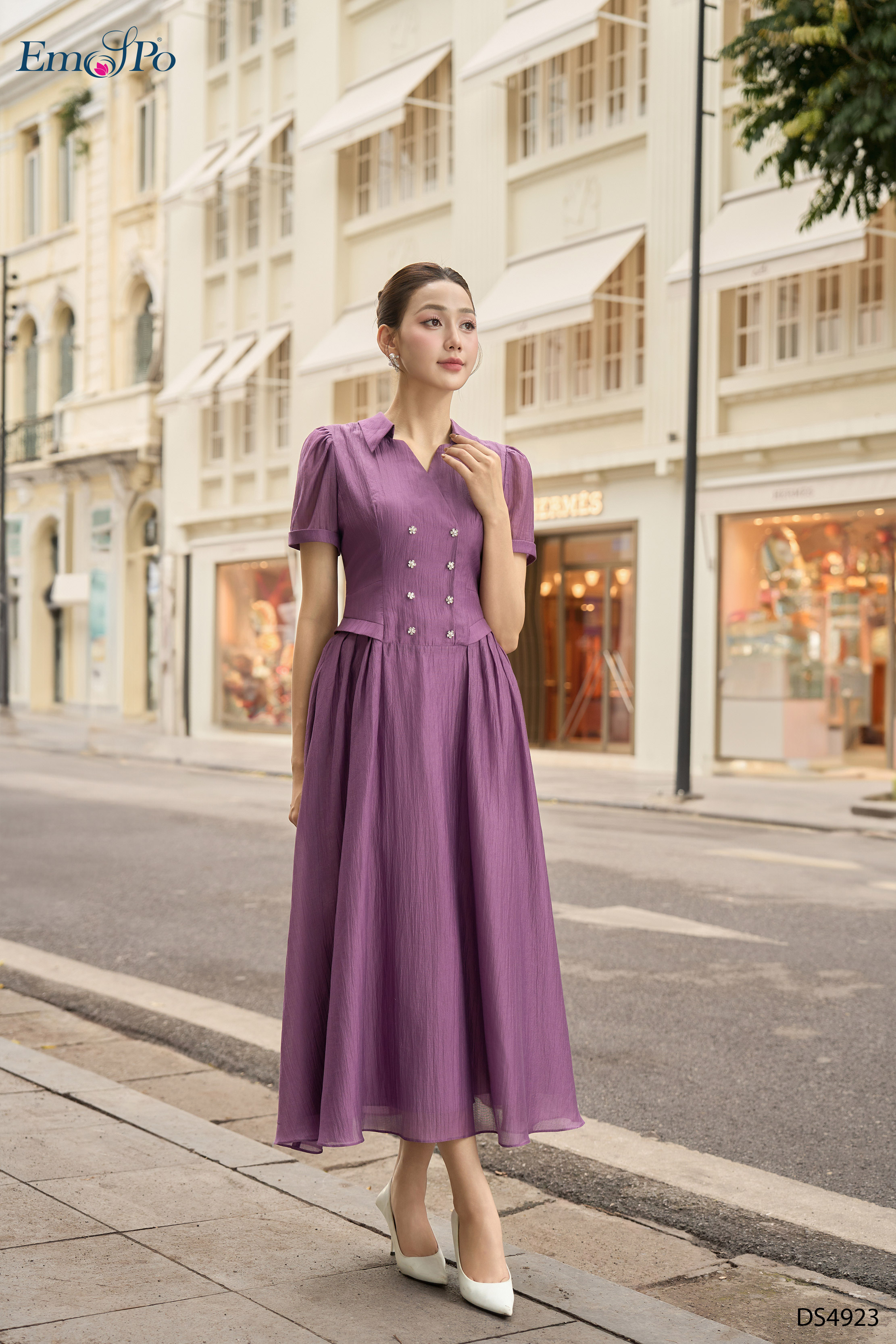 Đầm xòe, cổ bẻ V đính 2 hàng hoa đá, xếp ly 2 bên hông