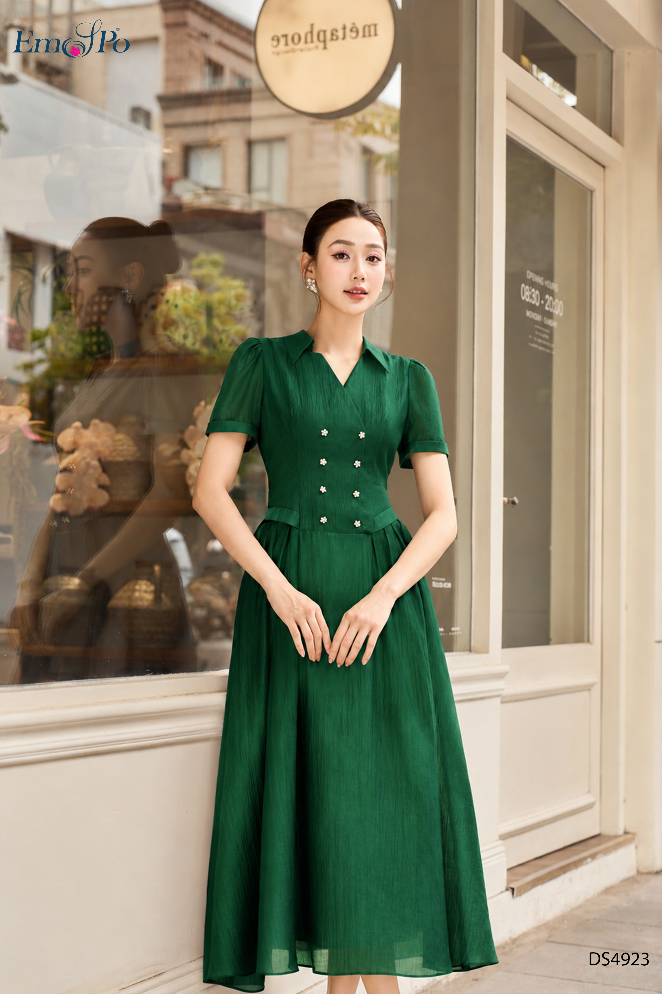 Đầm xòe, cổ bẻ V đính 2 hàng hoa đá, xếp ly 2 bên hông
