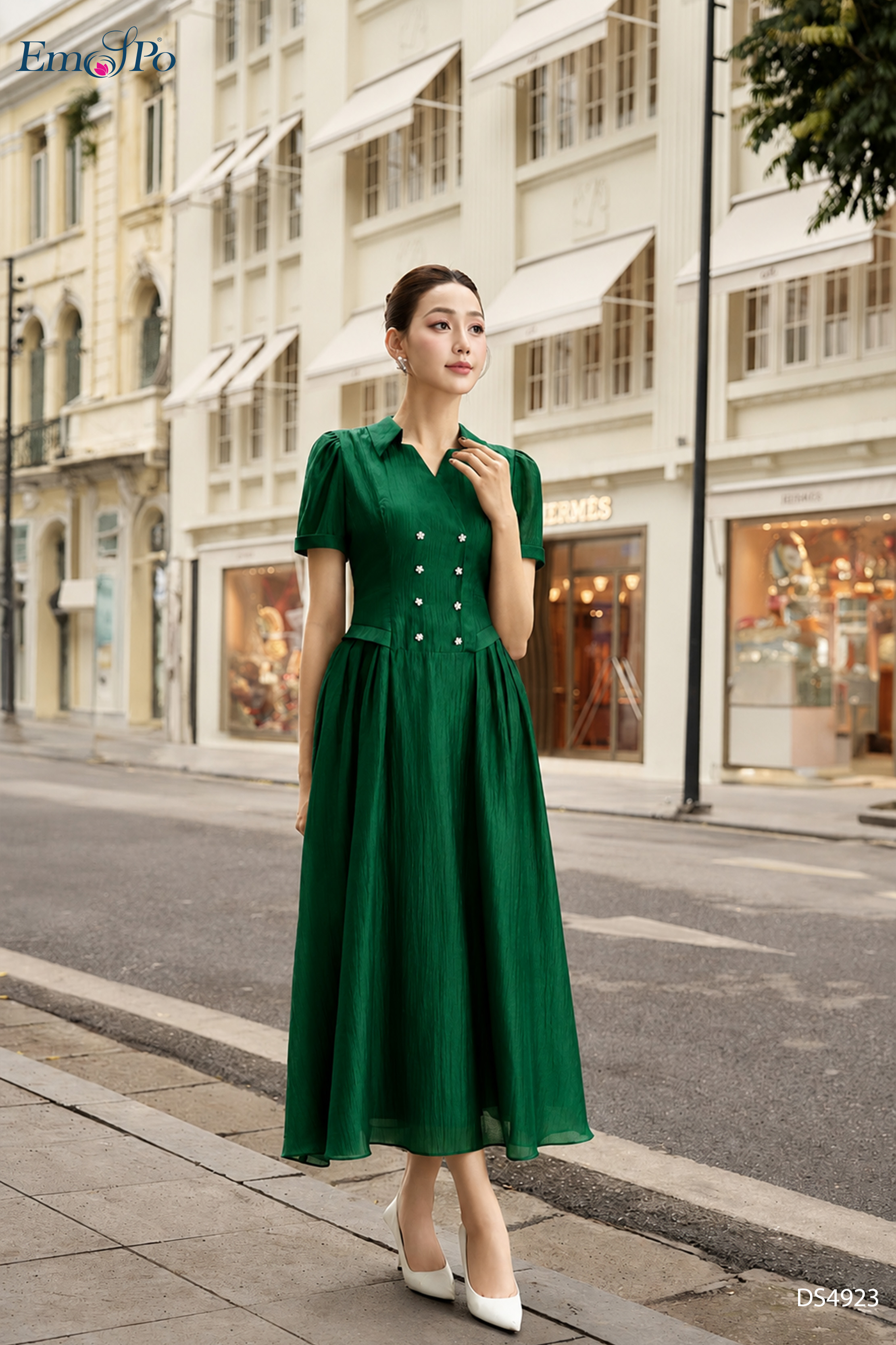 Đầm xòe, cổ bẻ V đính 2 hàng hoa đá, xếp ly 2 bên hông