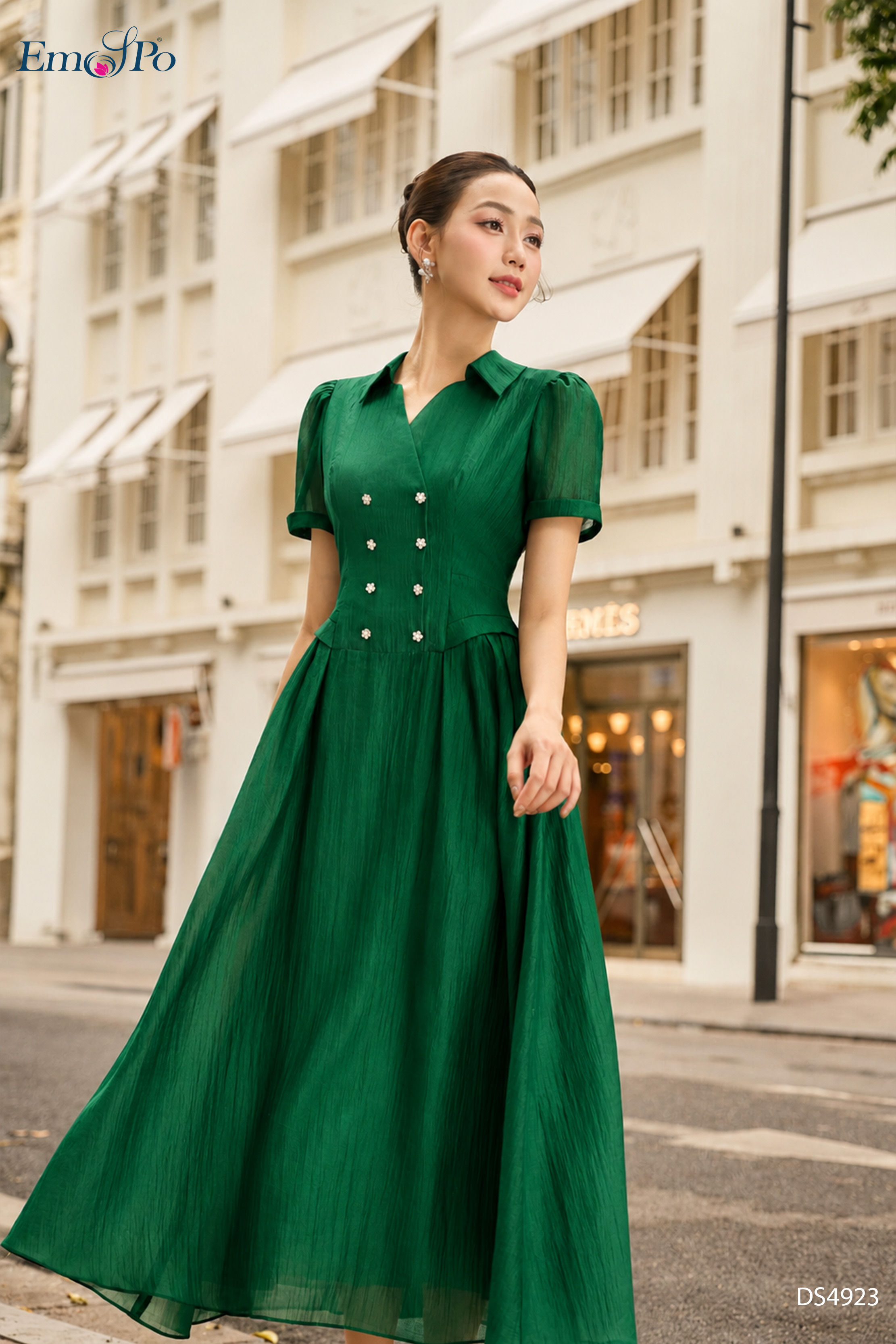 Đầm xòe, cổ bẻ V đính 2 hàng hoa đá, xếp ly 2 bên hông