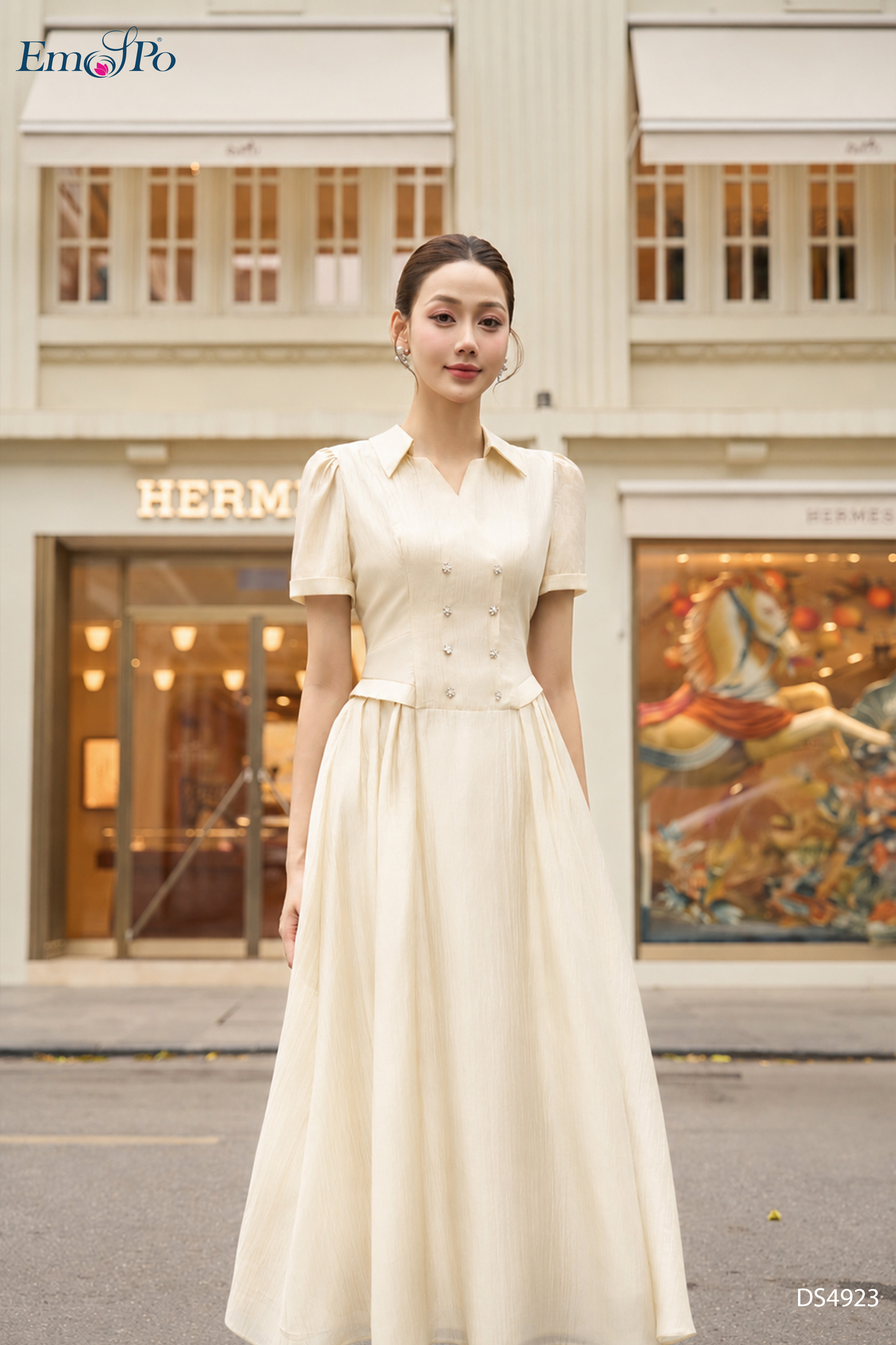 Đầm xòe, cổ bẻ V đính 2 hàng hoa đá, xếp ly 2 bên hông