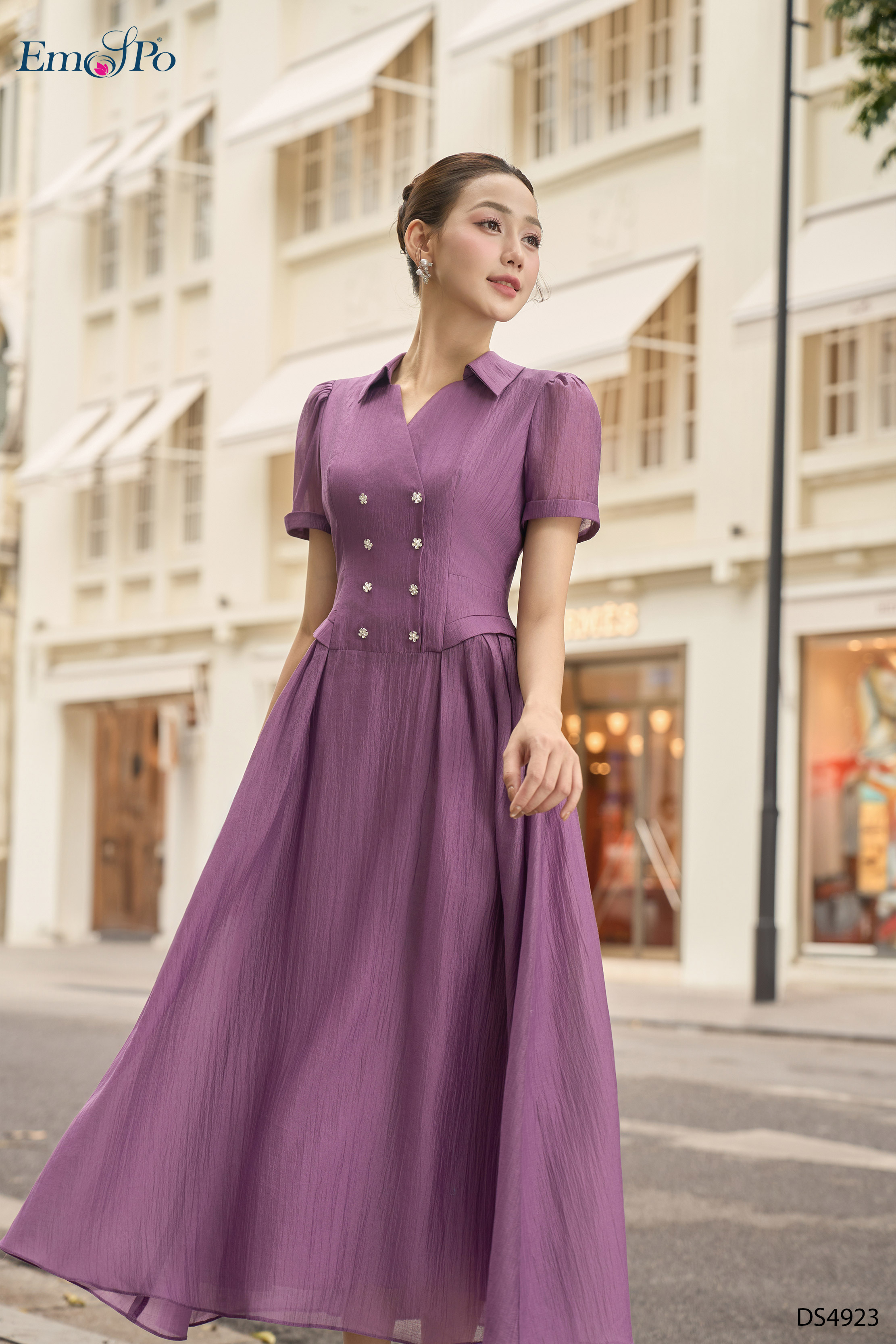 Đầm xòe, cổ bẻ V đính 2 hàng hoa đá, xếp ly 2 bên hông