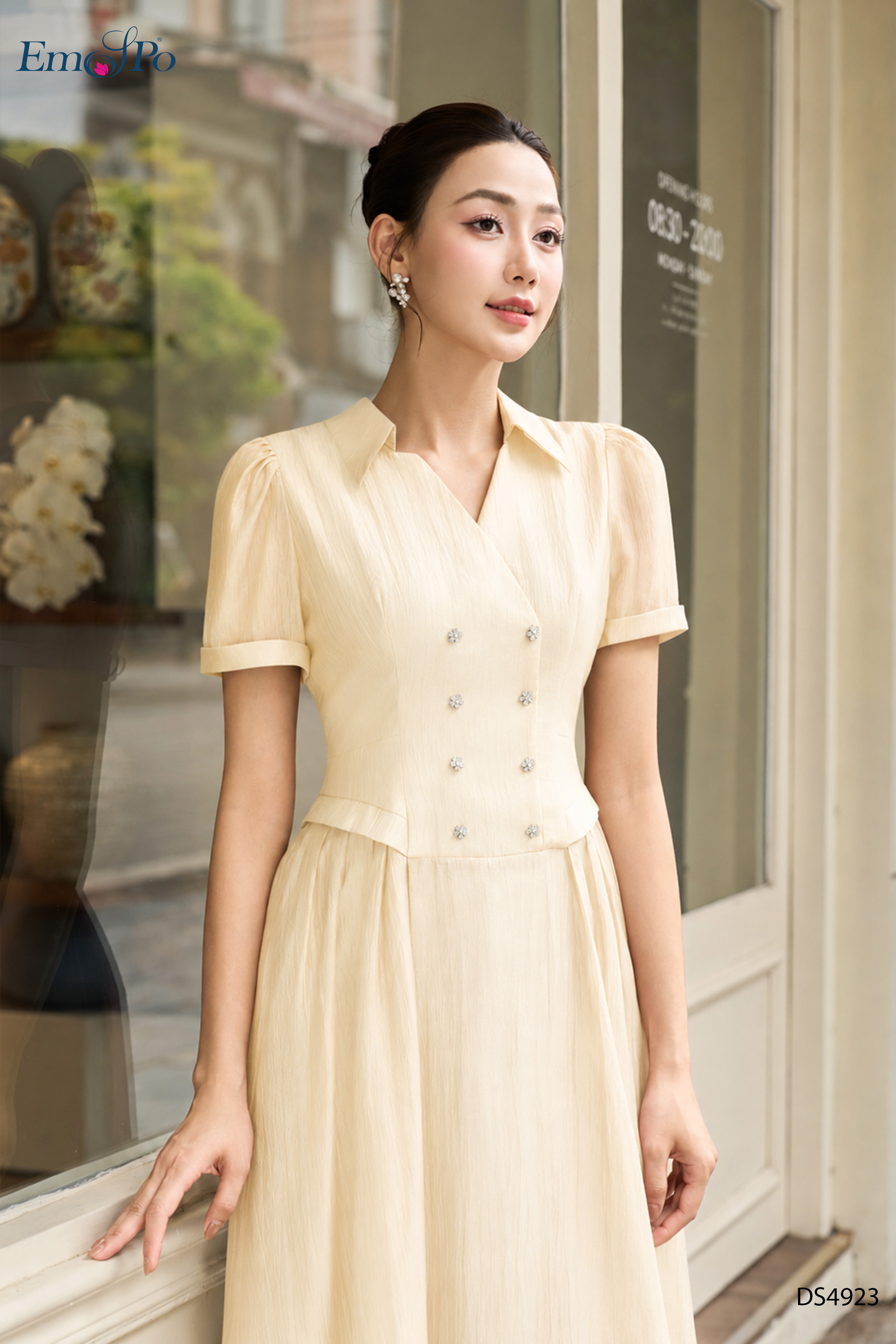 Đầm xòe, cổ bẻ V đính 2 hàng hoa đá, xếp ly 2 bên hông
