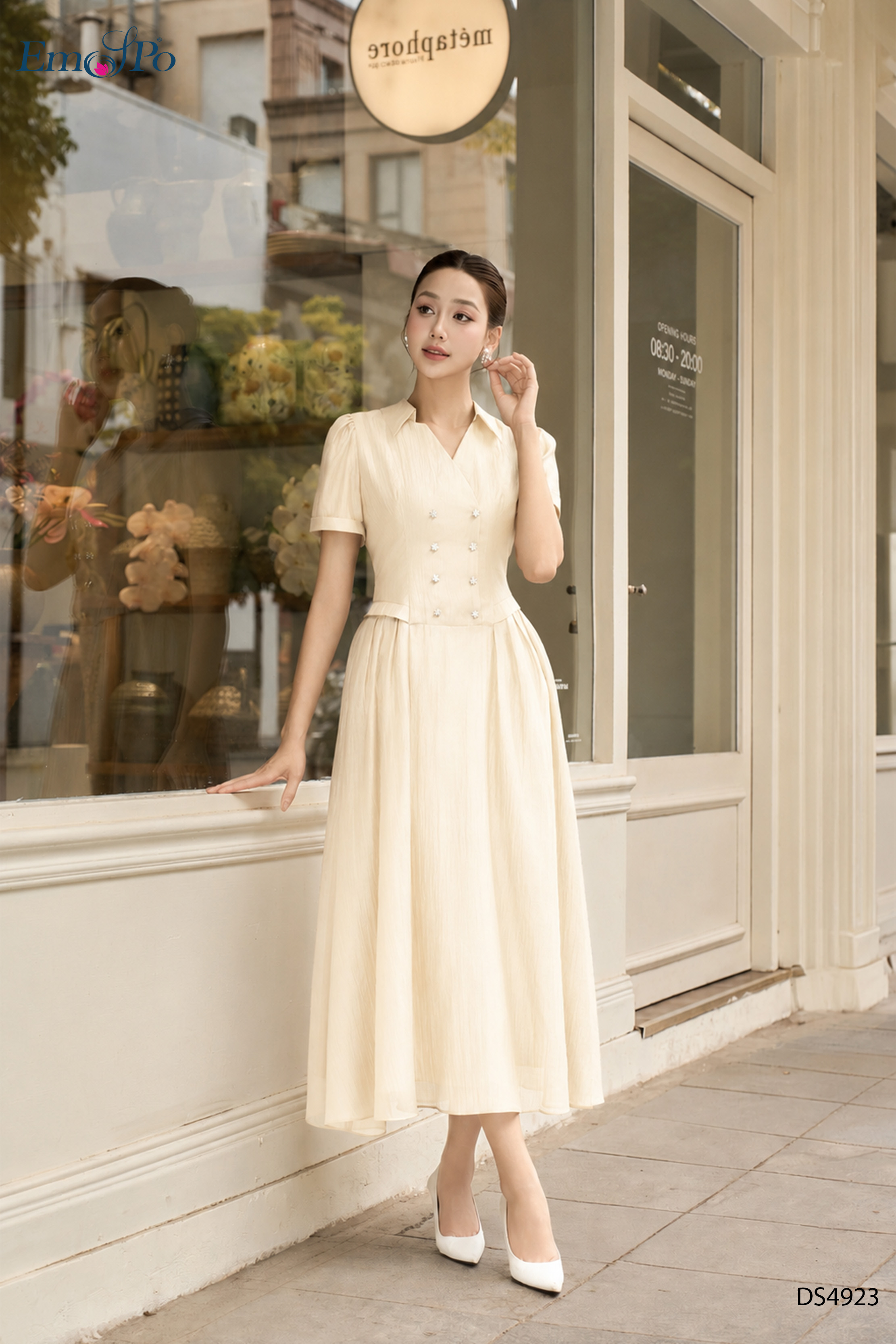 Đầm xòe, cổ bẻ V đính 2 hàng hoa đá, xếp ly 2 bên hông