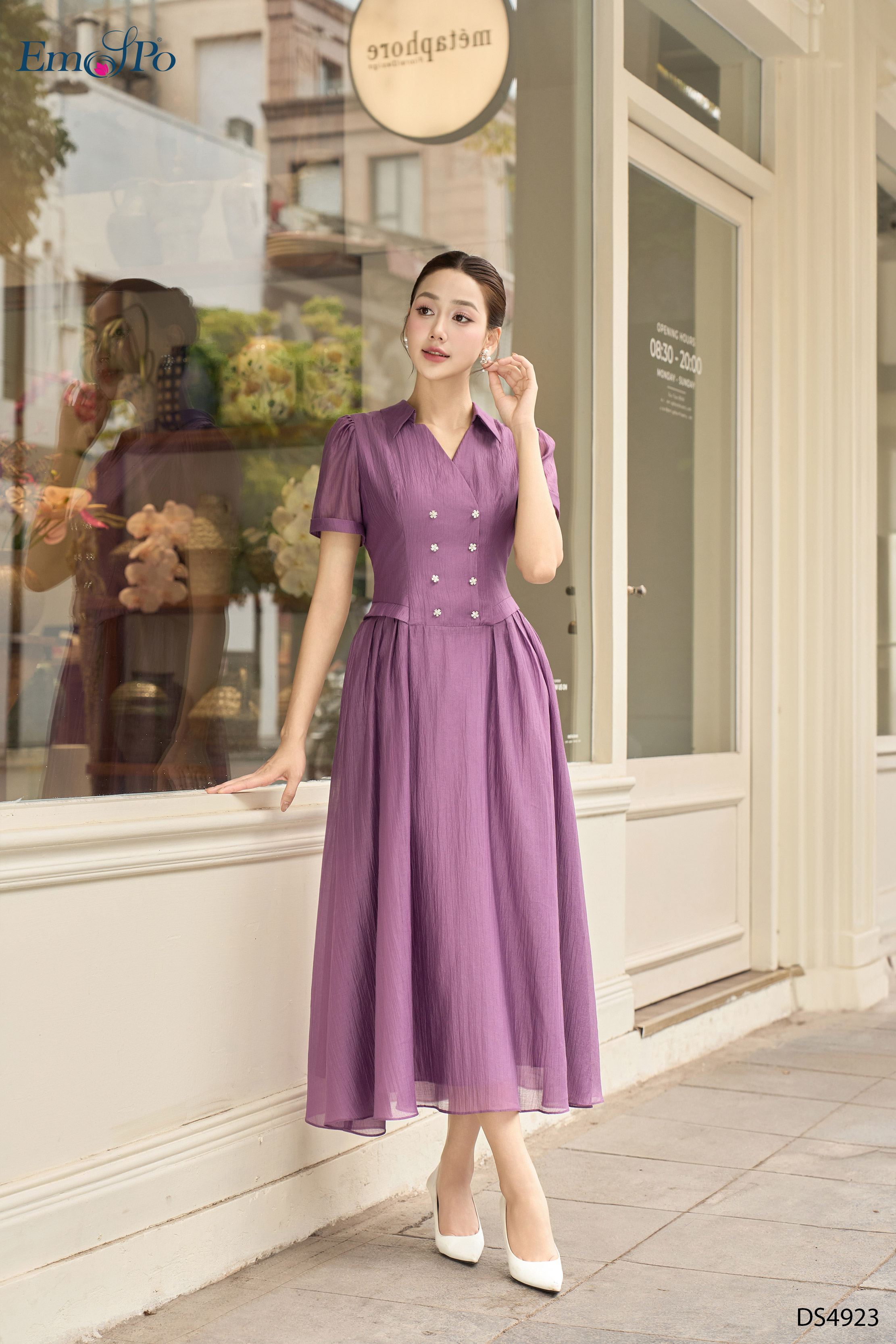 Đầm xòe, cổ bẻ V đính 2 hàng hoa đá, xếp ly 2 bên hông