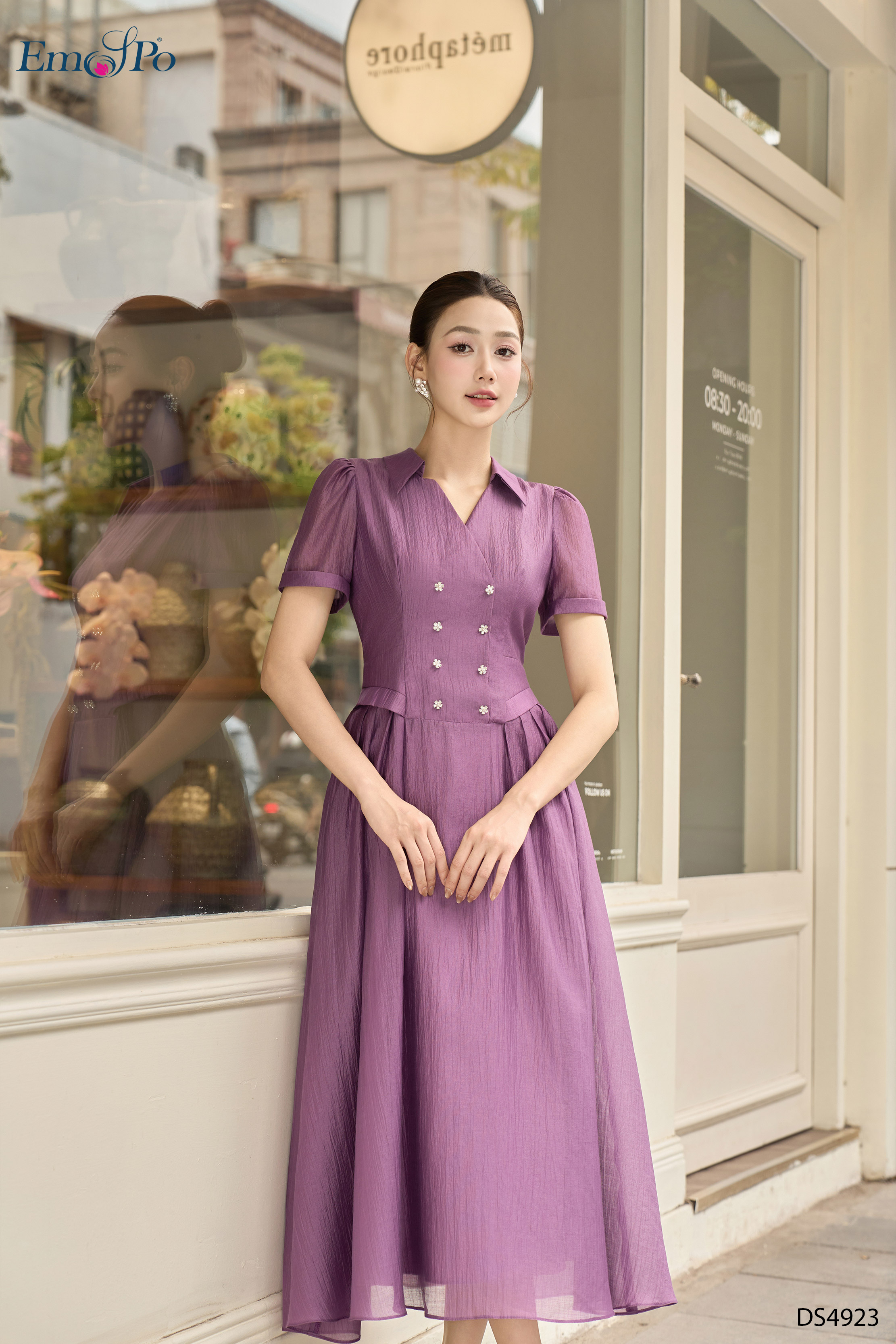 Đầm xòe, cổ bẻ V đính 2 hàng hoa đá, xếp ly 2 bên hông