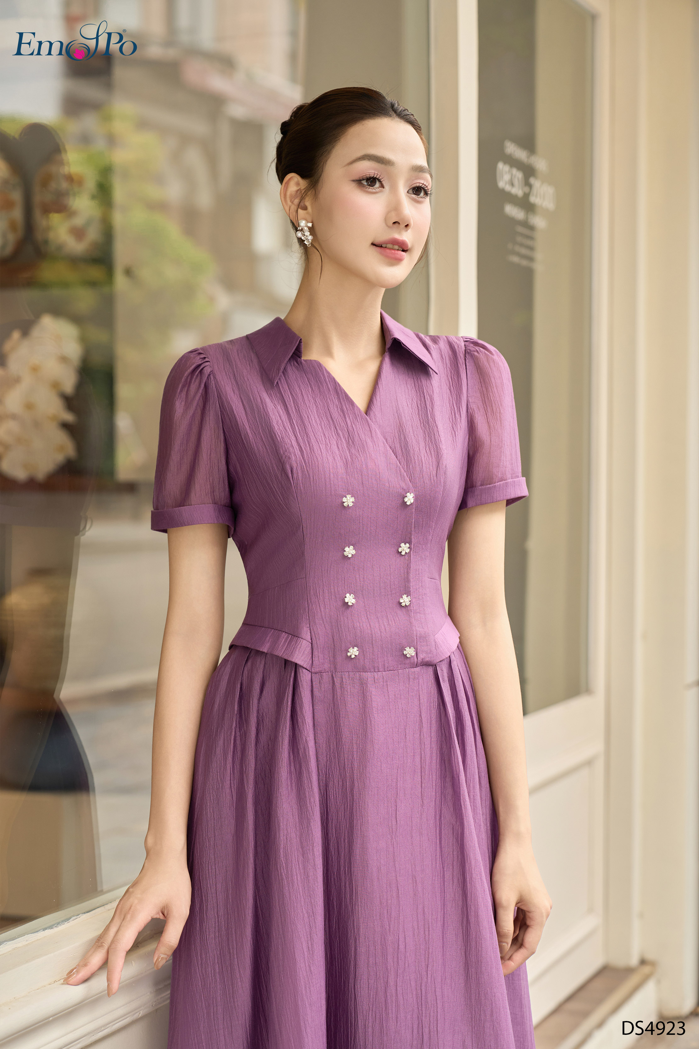 Đầm xòe, cổ bẻ V đính 2 hàng hoa đá, xếp ly 2 bên hông