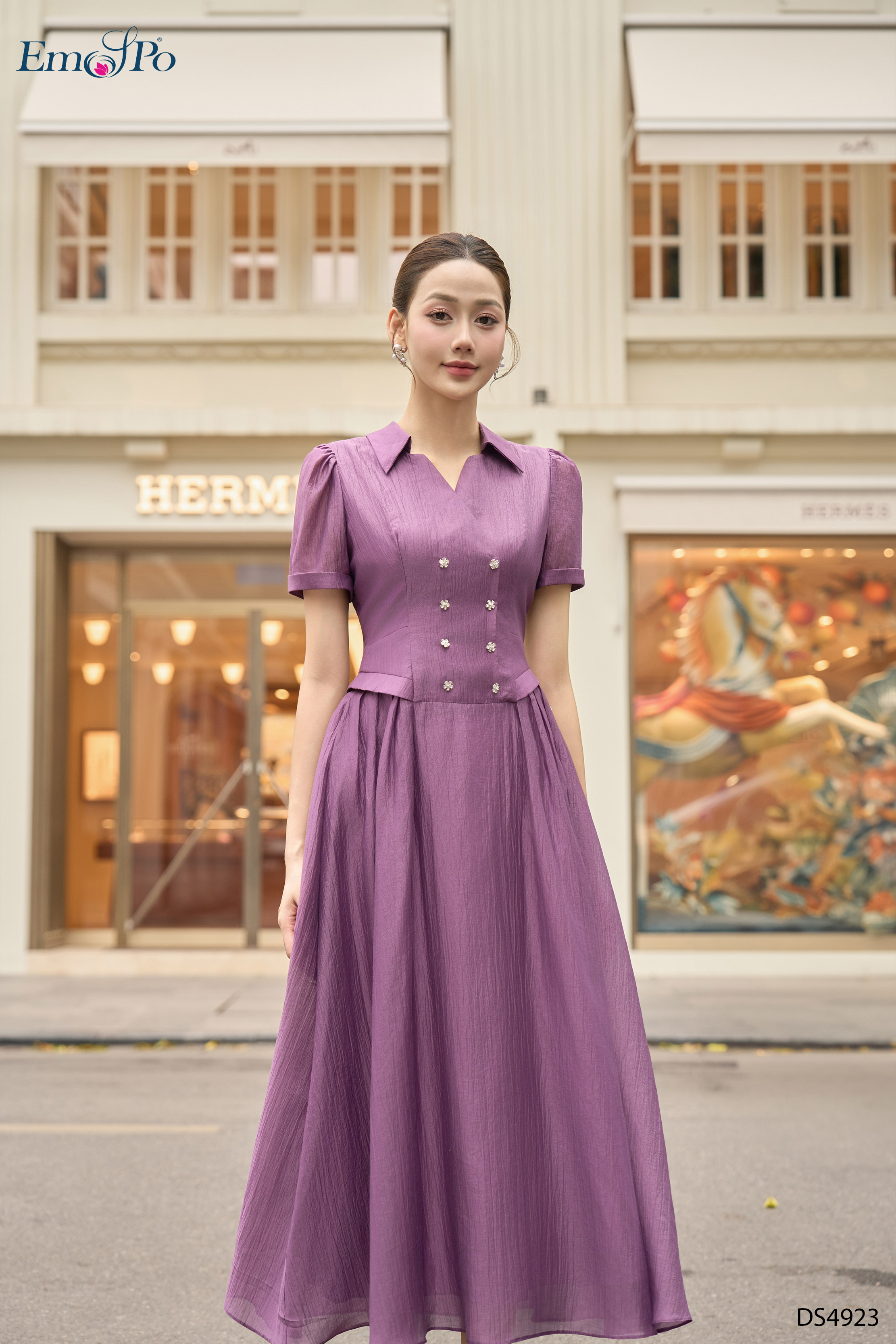 Đầm xòe, cổ bẻ V đính 2 hàng hoa đá, xếp ly 2 bên hông