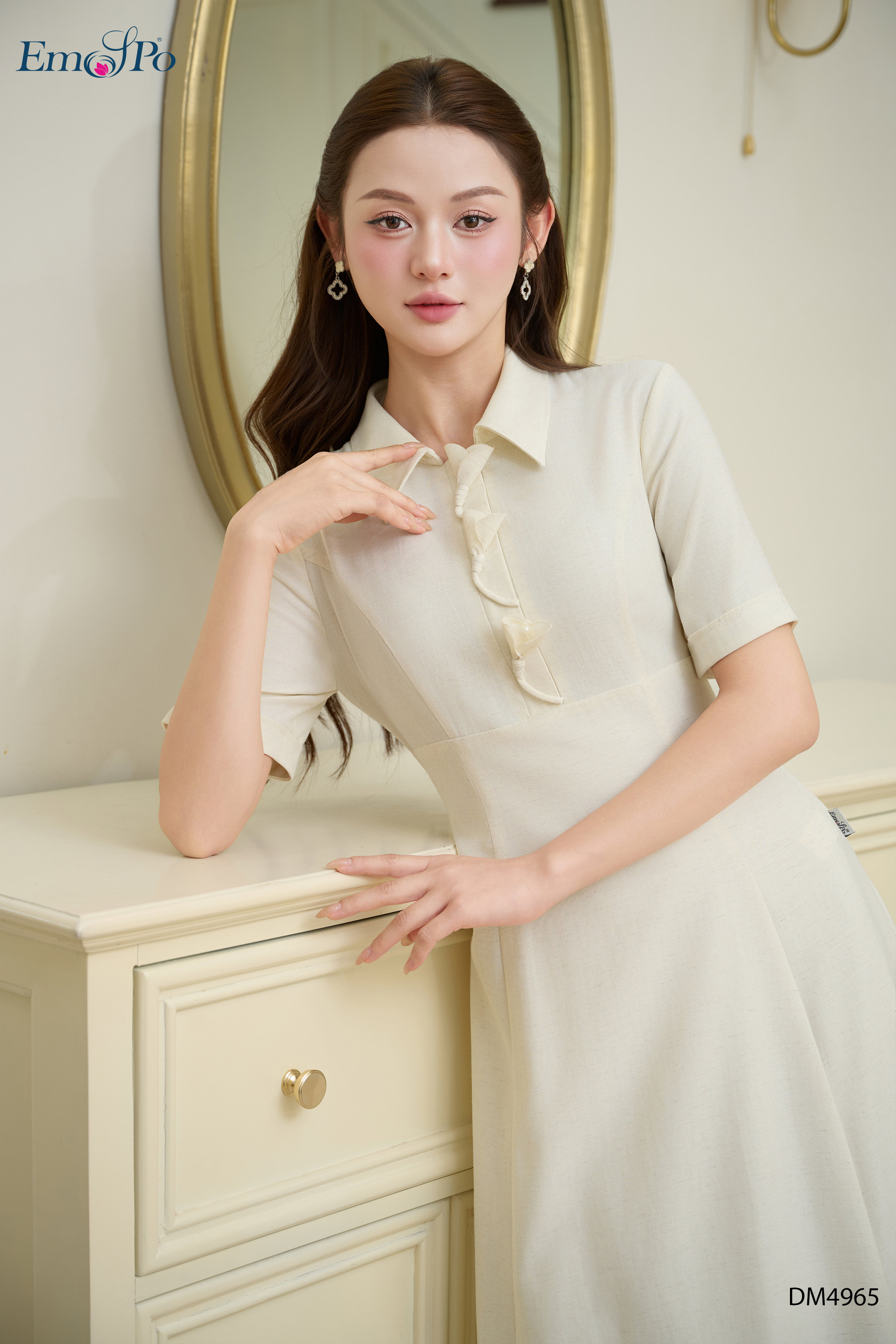 Đầm xòe cổ bẻ, đính hàng hoa, chiết eo cao, kéo khóa sau