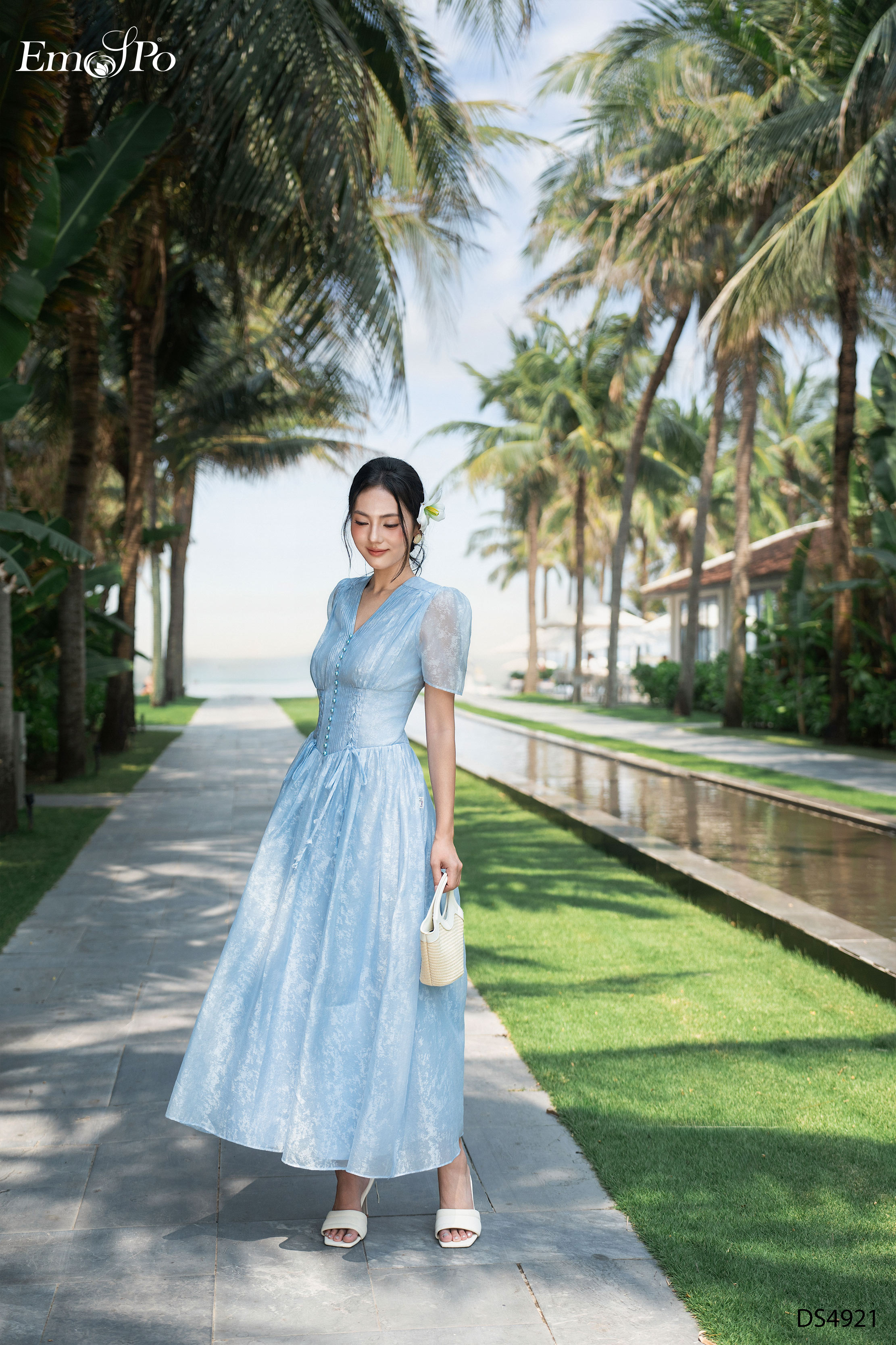 Đầm xòe, cổ tim bấu ly đính hàng cúc, đan dây hoa