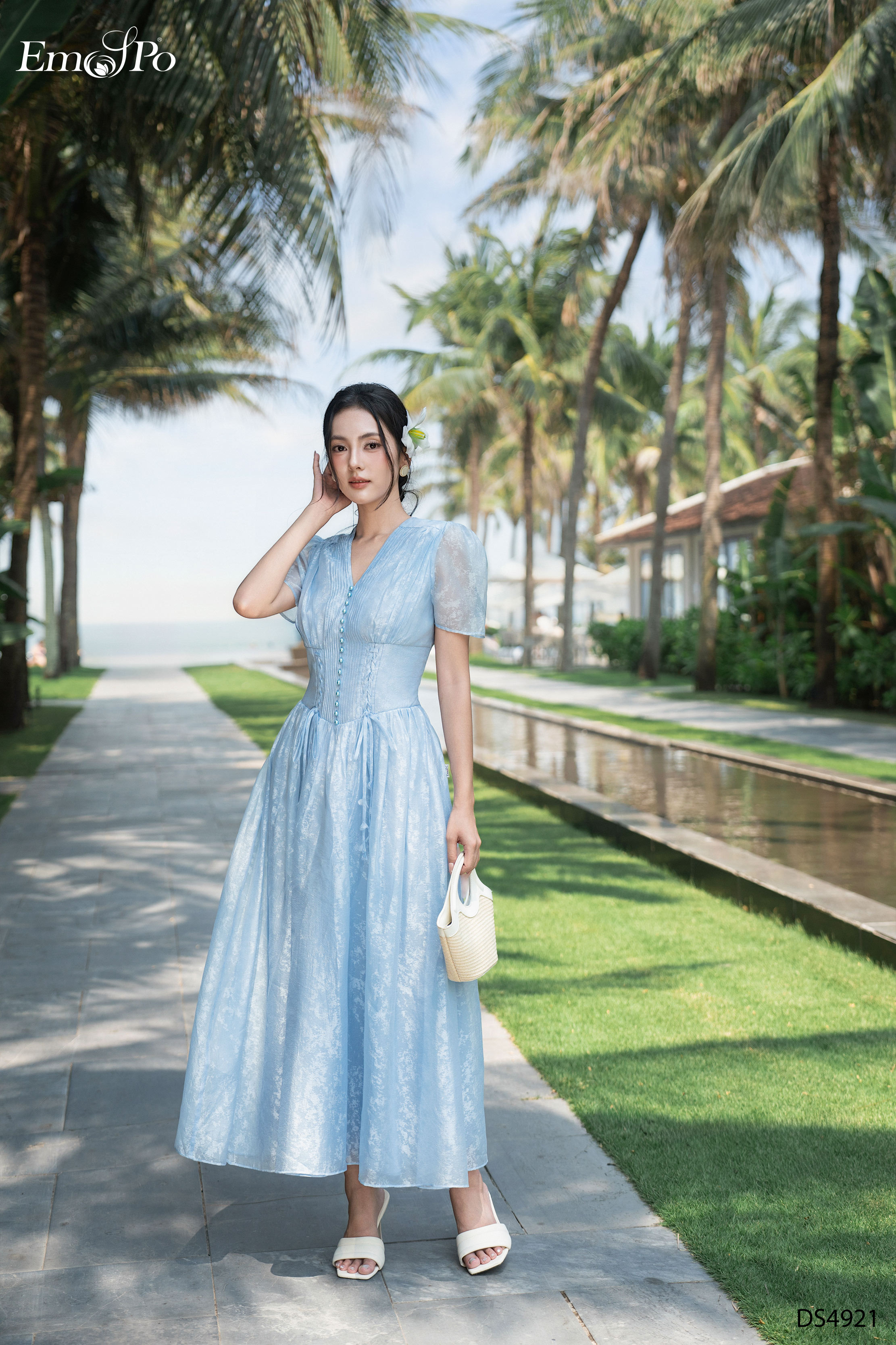 Đầm xòe, cổ tim bấu ly đính hàng cúc, đan dây hoa