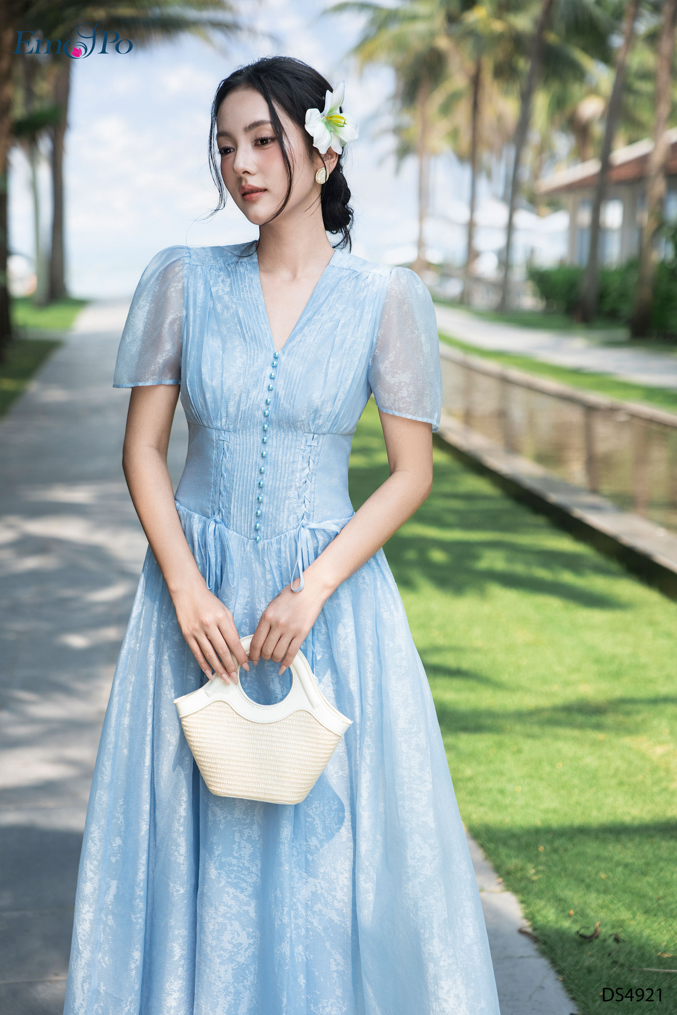 Đầm xòe, cổ tim bấu ly đính hàng cúc, đan dây hoa