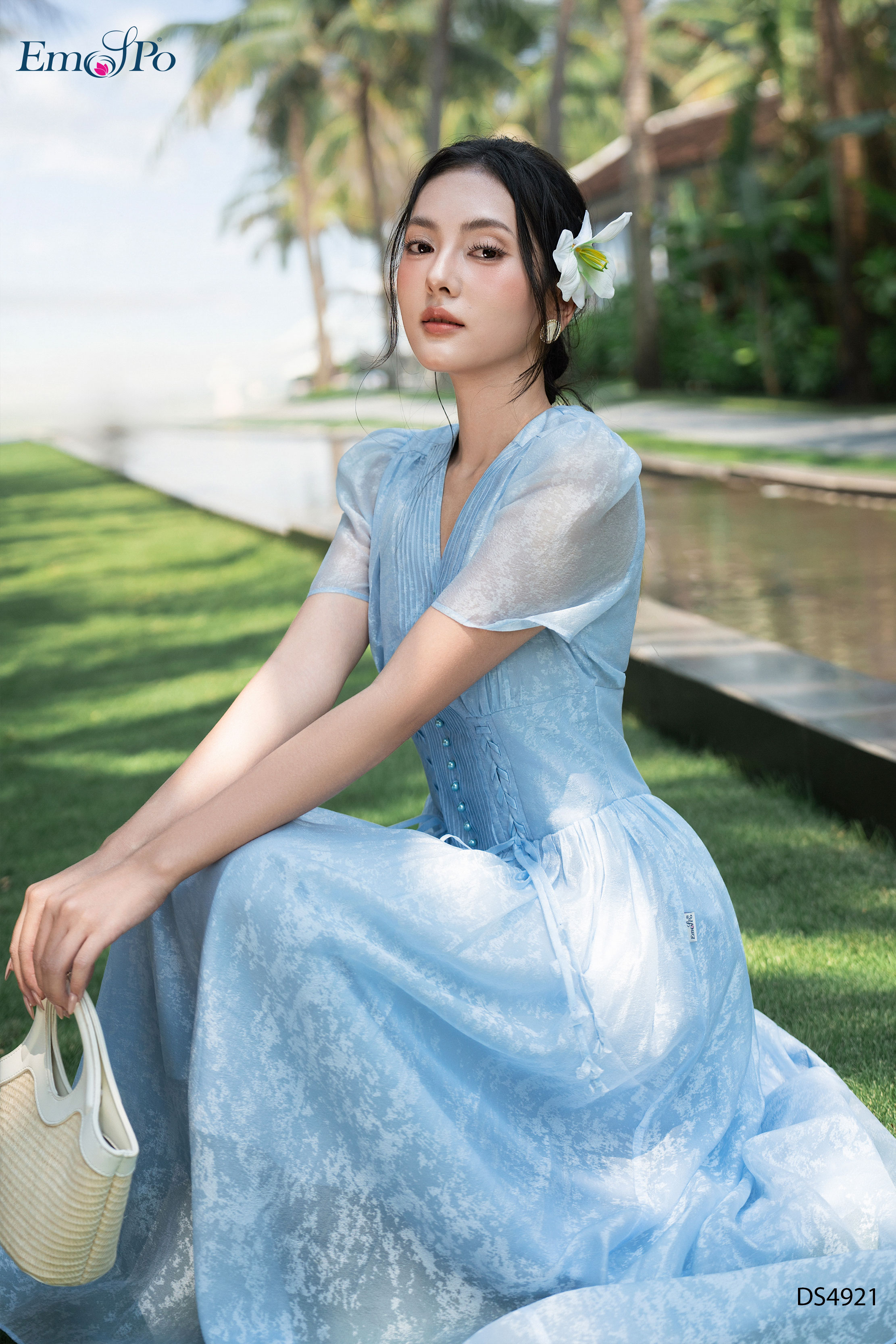 Đầm xòe, cổ tim bấu ly đính hàng cúc, đan dây hoa