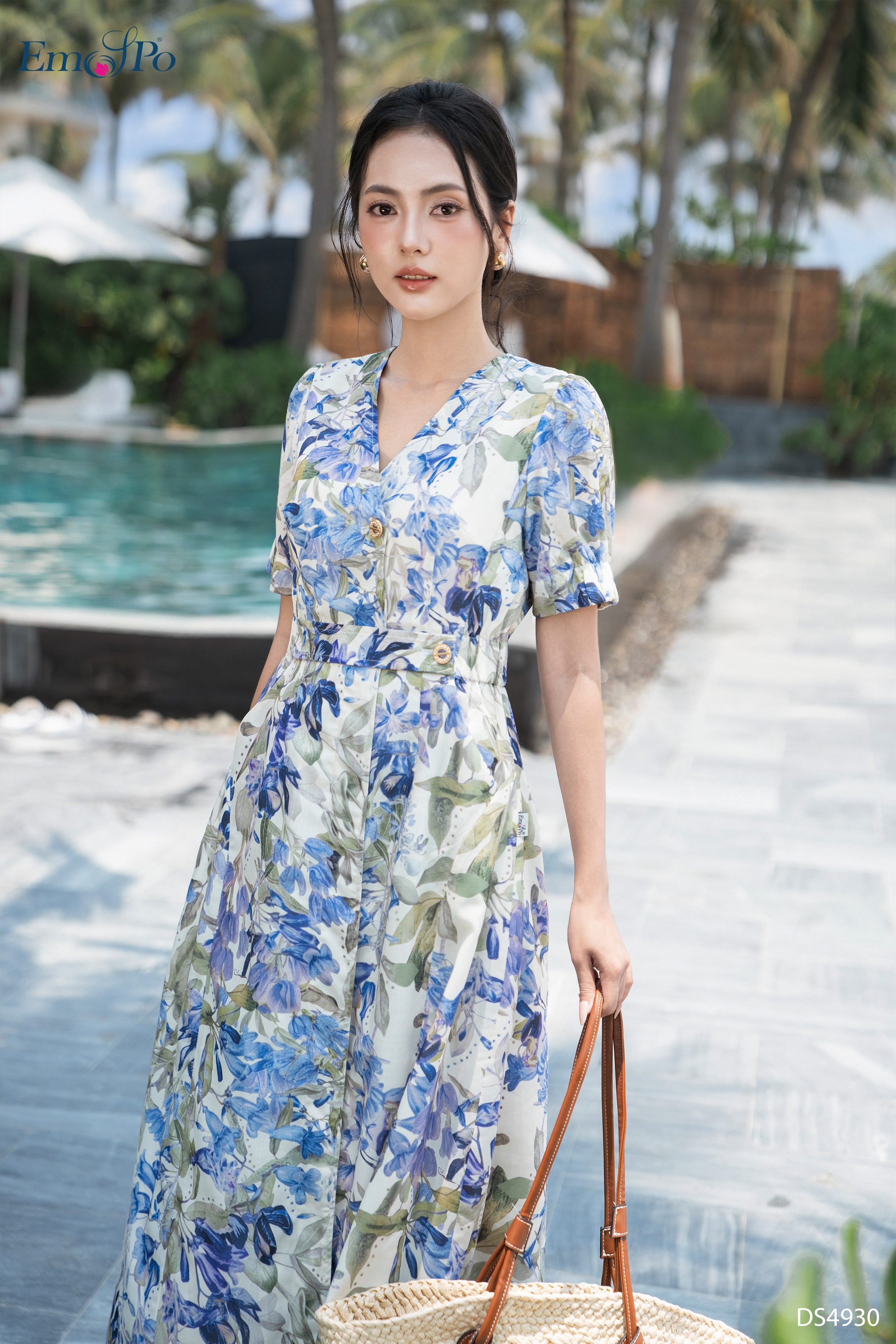 Đầm xòe, cổ tim cài khuy kim loại, đai eo