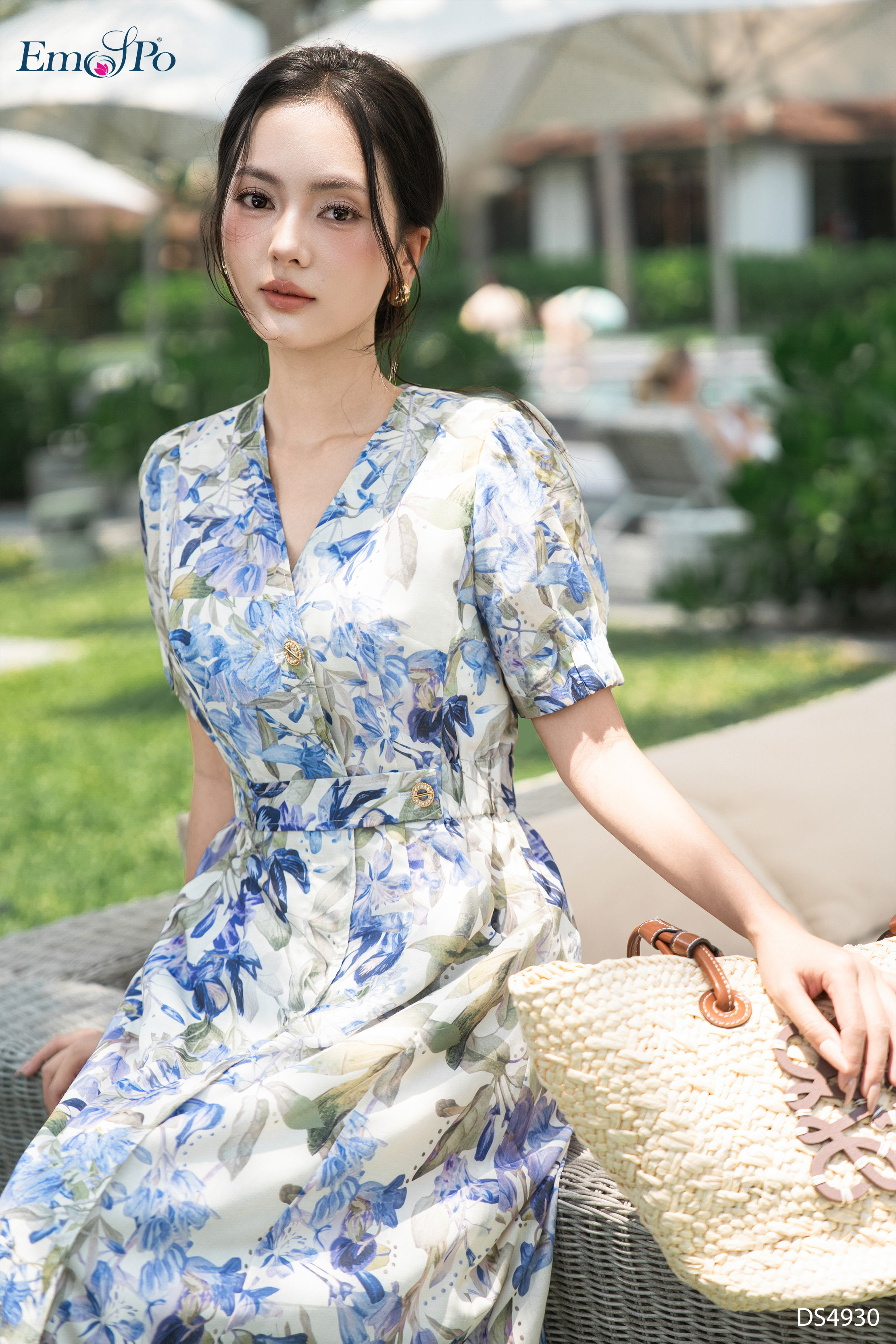 Đầm xòe, cổ tim cài khuy kim loại, đai eo